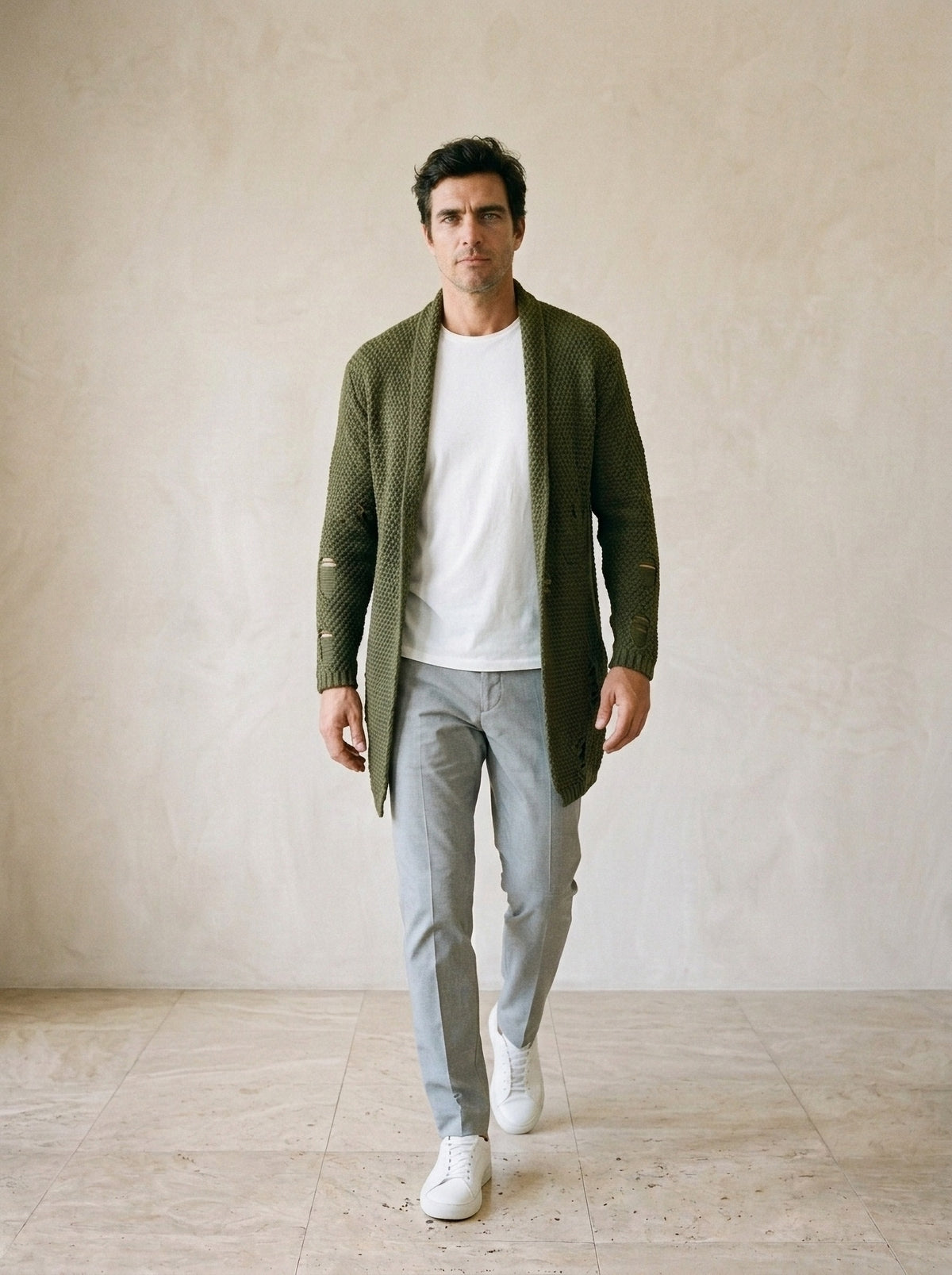 Verde | Cardigan de tricot Procida verde – corpo inteiro, modelo caminhando