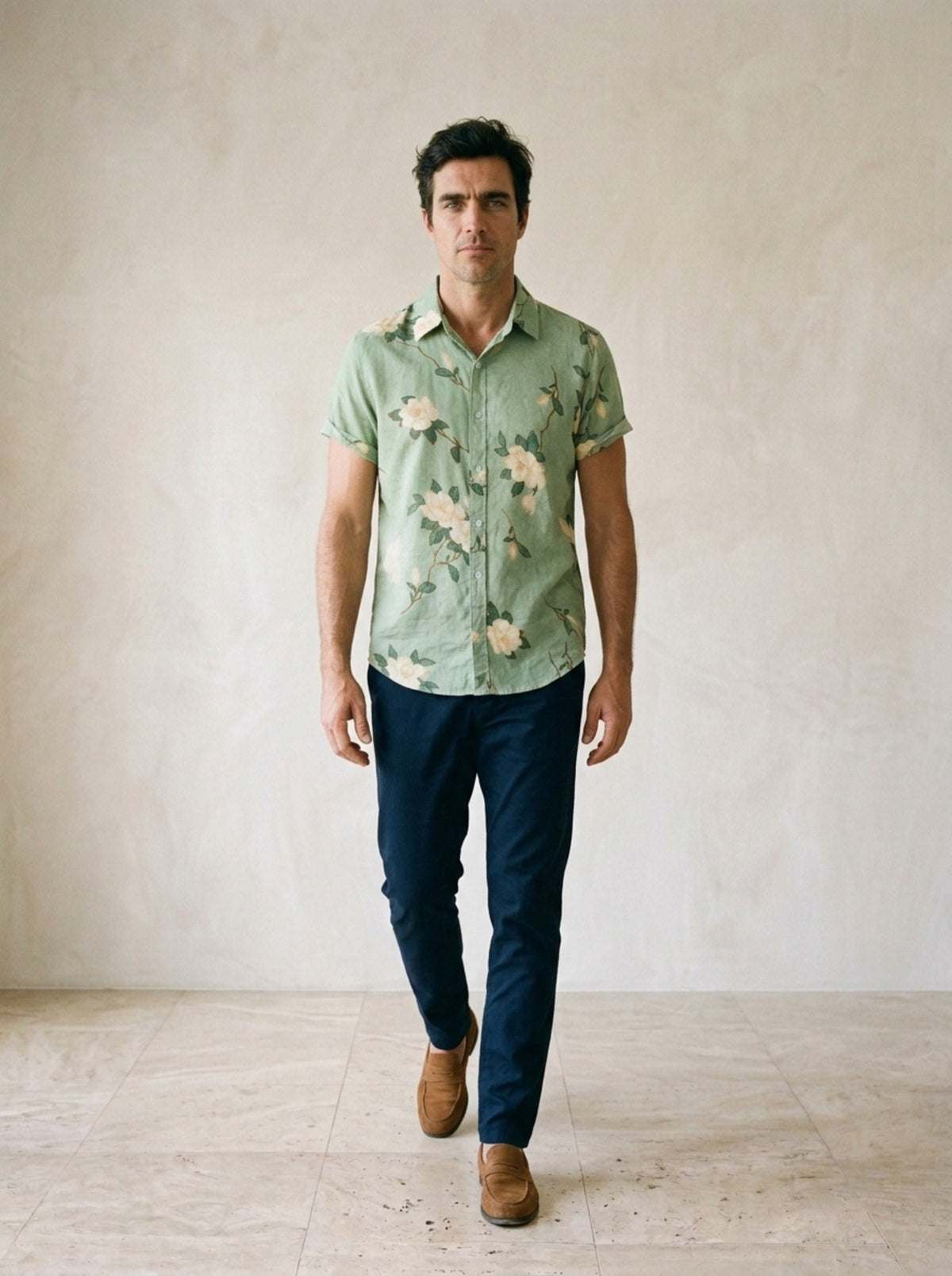 Verde | Camisa floral Provence verde – corpo inteiro, modelo caminhando