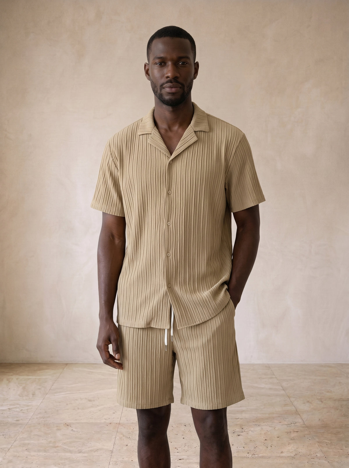 Cáqui | Conjunto camisa plissada e short Ramatuelle cáqui – vista de frente, recorte próximo
