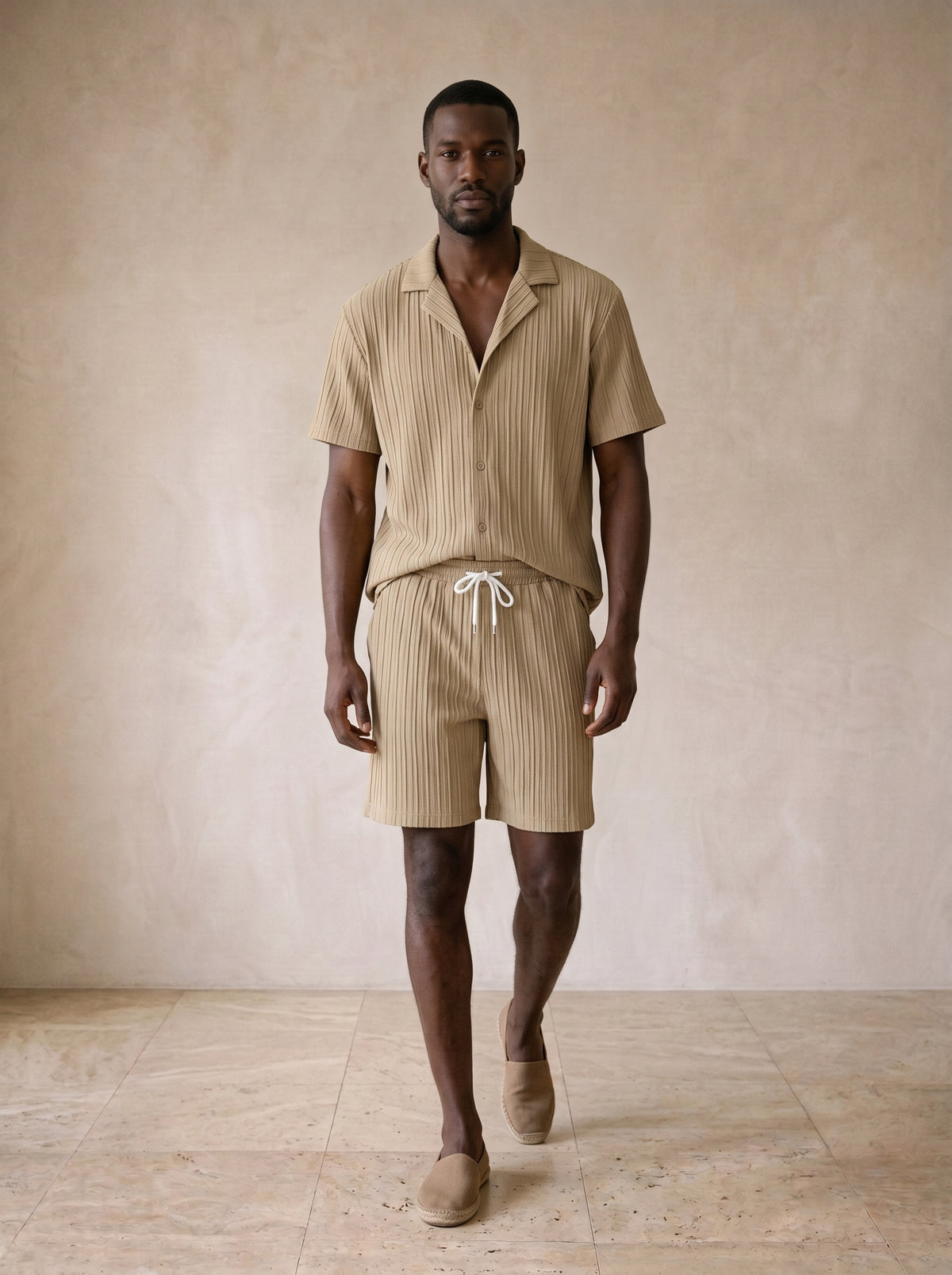 Cáqui | Conjunto camisa plissada e short Ramatuelle cáqui – corpo inteiro, modelo caminhando