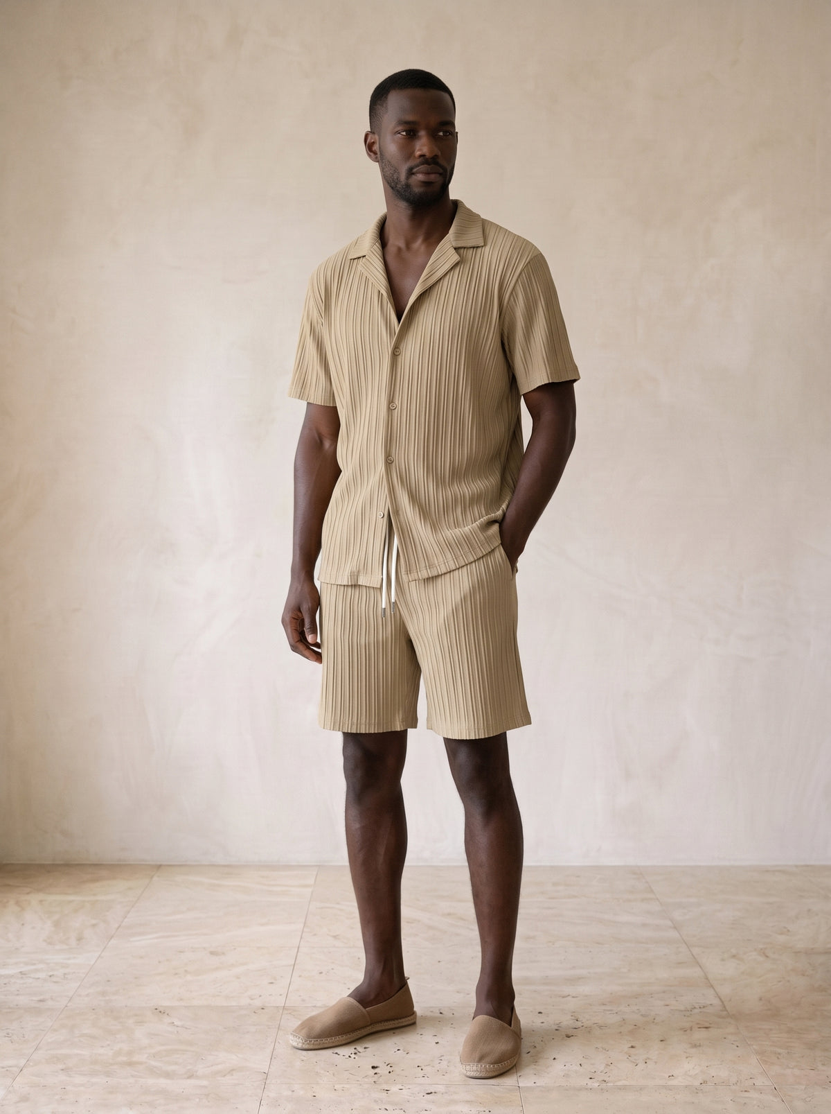Cáqui | Conjunto camisa plissada e short Ramatuelle cáqui – vista três quartos