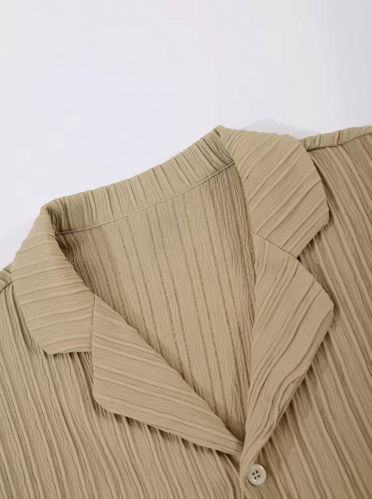 Cáqui | Conjunto camisa plissada e short Ramatuelle cáqui – detalhe da gola