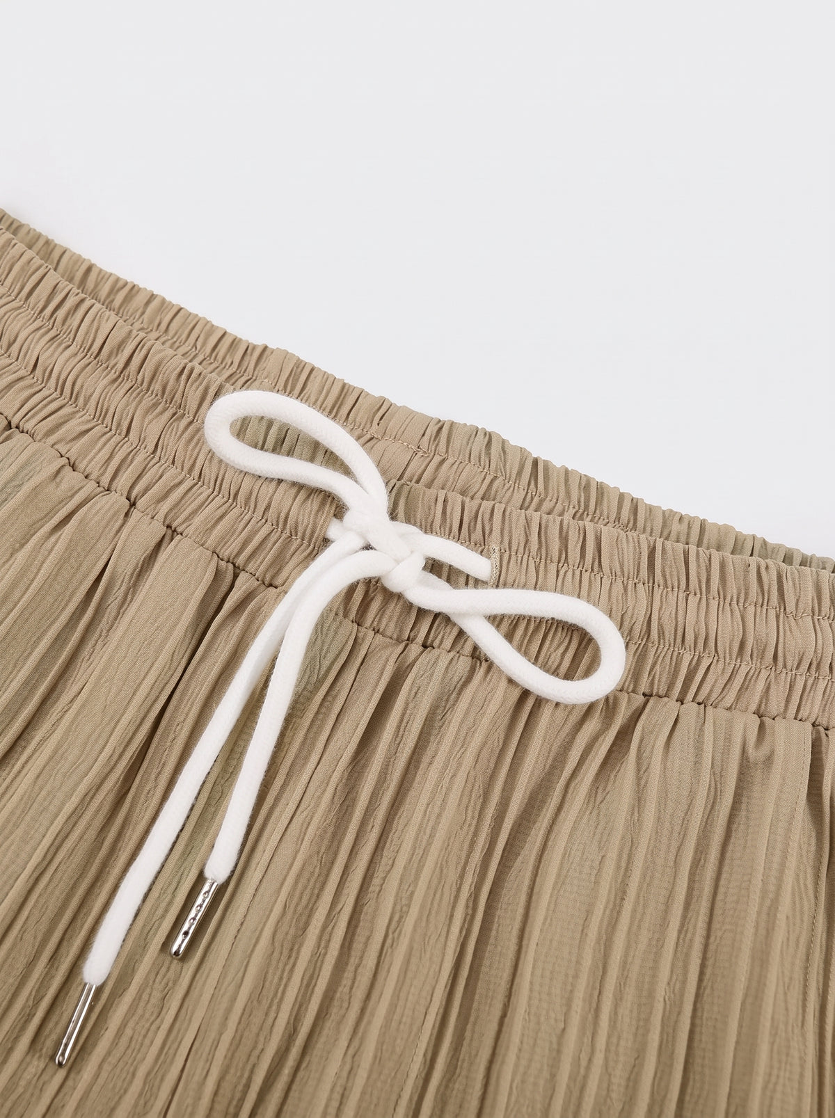 Cáqui | Conjunto camisa plissada e short Ramatuelle cáqui – detalhe do cós com cordão