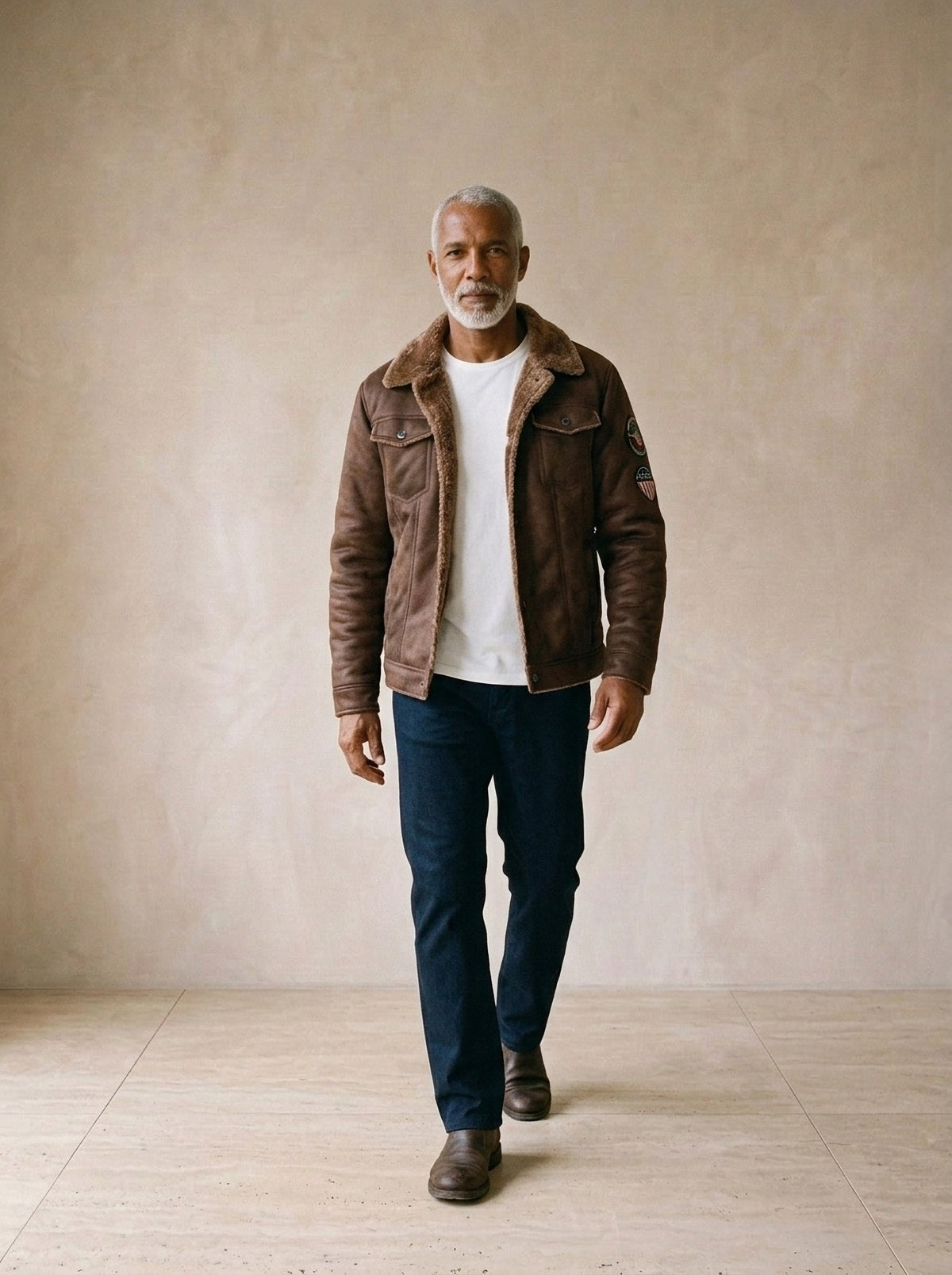 Café | Jaqueta casual Rauma café – corpo inteiro, modelo caminhando
