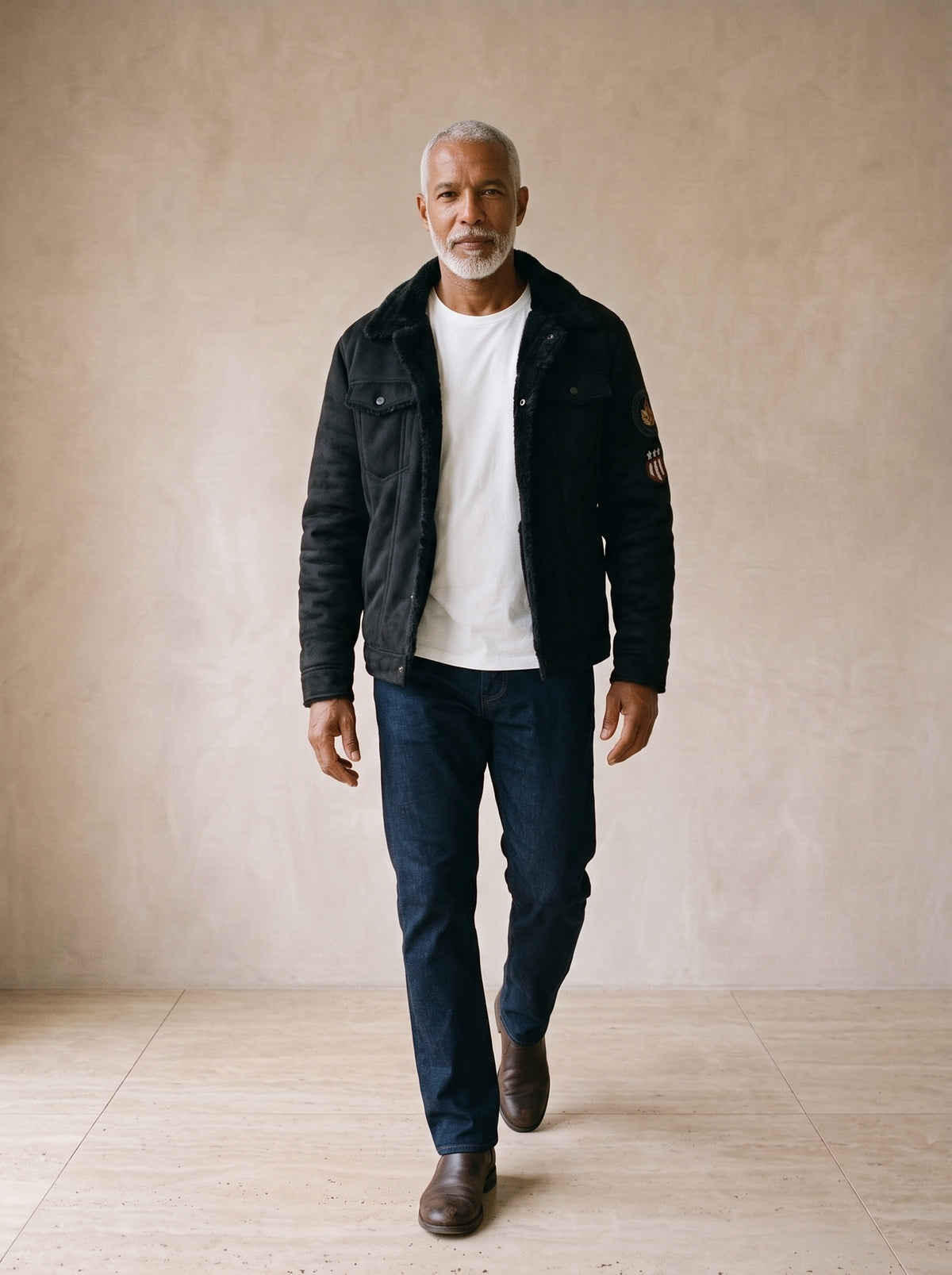 Preto | Jaqueta casual Rauma preto – corpo inteiro, modelo caminhando