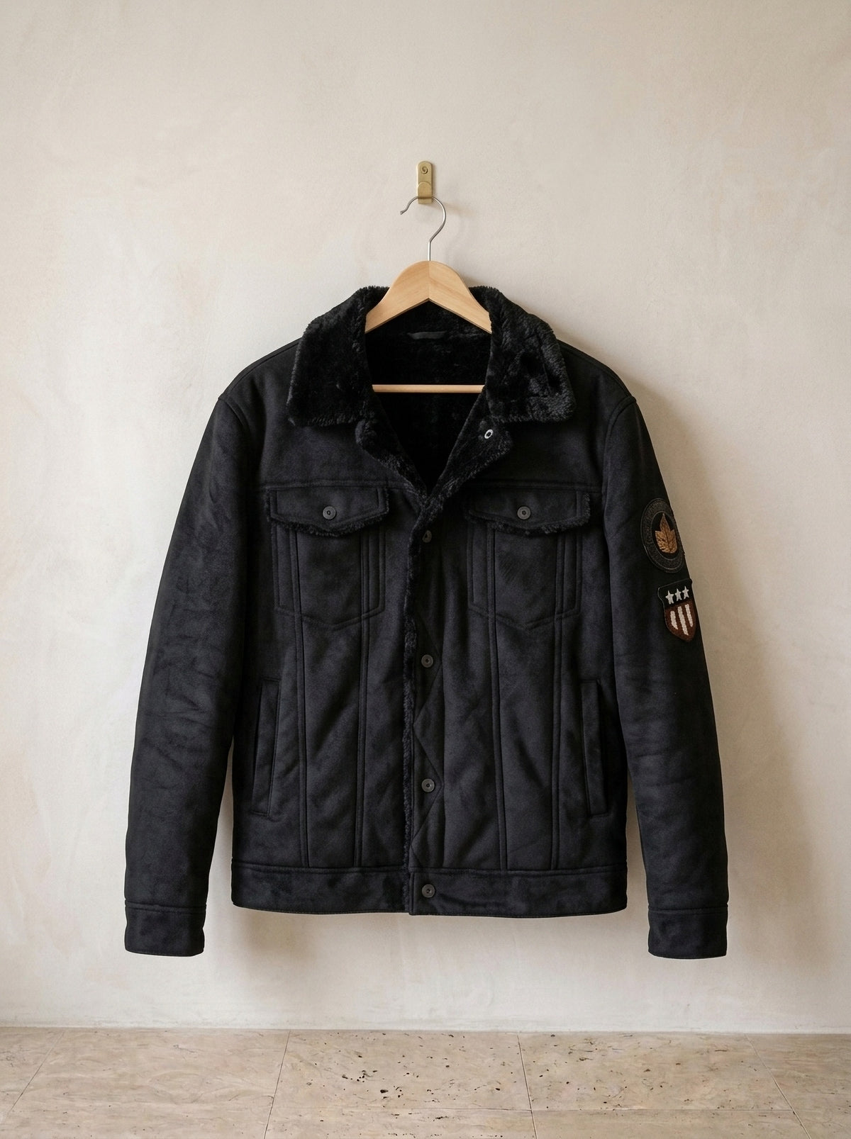 Preto | Jaqueta casual Rauma preto – peça sozinha, no cabide de madeira