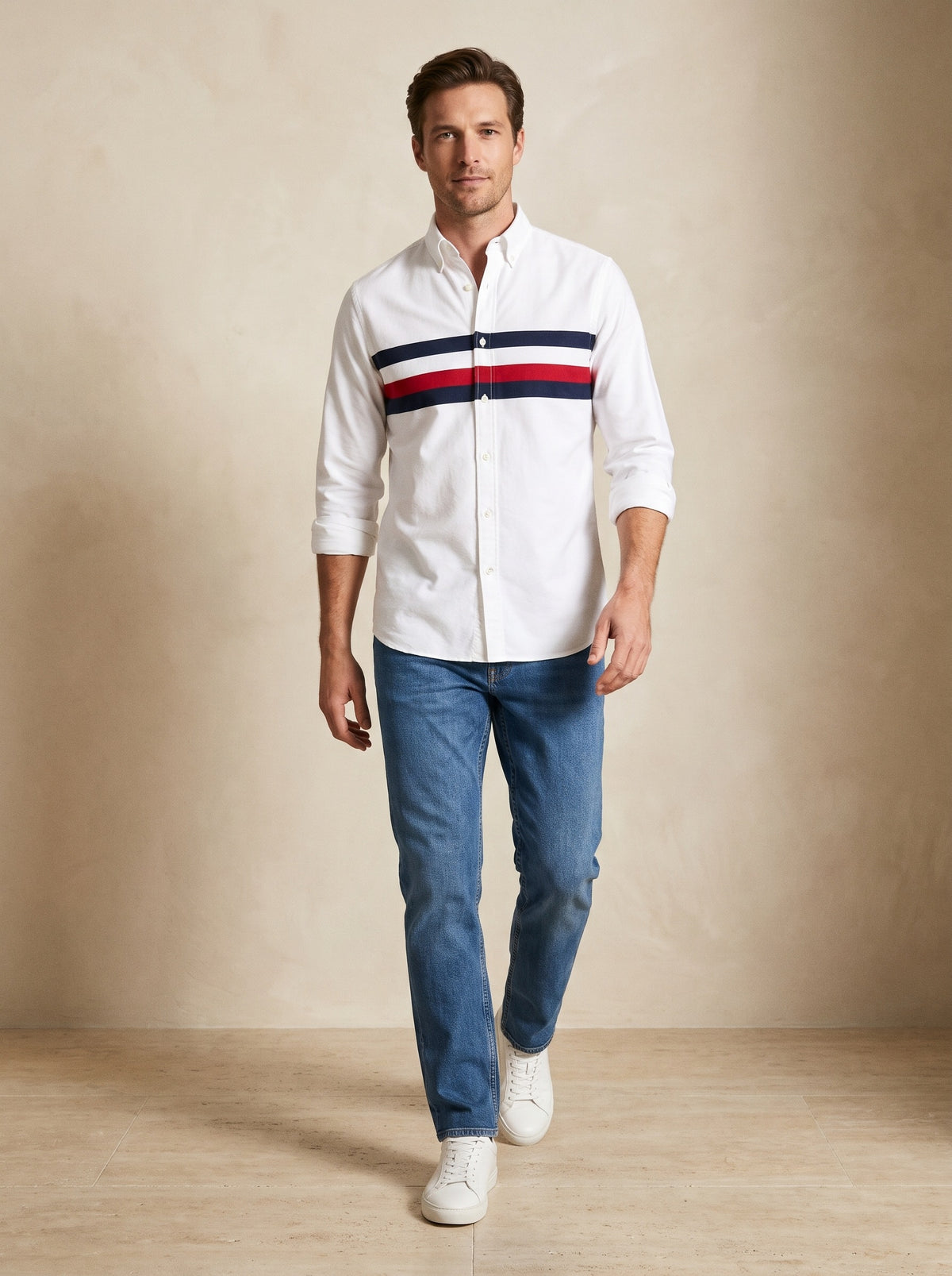 Branco | Camisa oxford com faixa Ravello branco – corpo inteiro, modelo caminhando