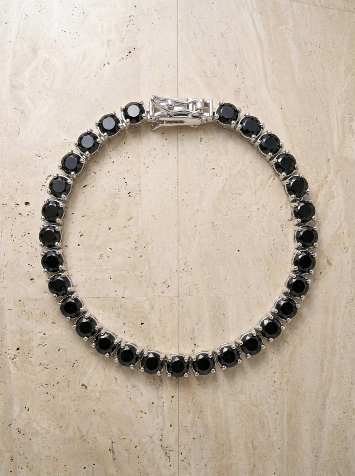 Zircônia negra | Pulseira riviera de zircônia negra Ravenna – peça vista de cima, fechada em círculo