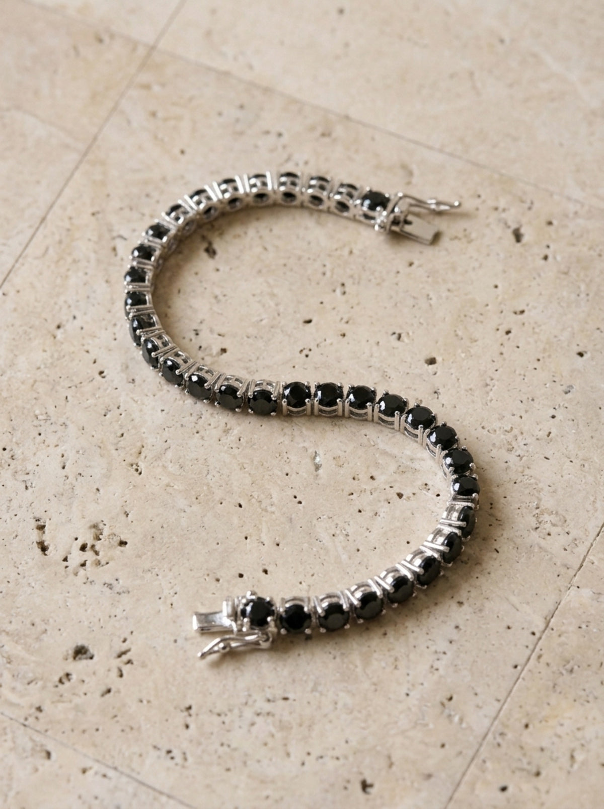 Zircônia negra | Pulseira riviera de zircônia negra Ravenna – pulseira aberta em curva vista de cima
