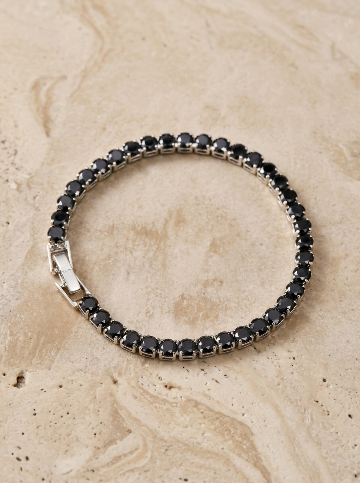 Zircônia negra | Pulseira riviera de zircônia negra Ravenna – foto real, pulseira fechada vista de cima