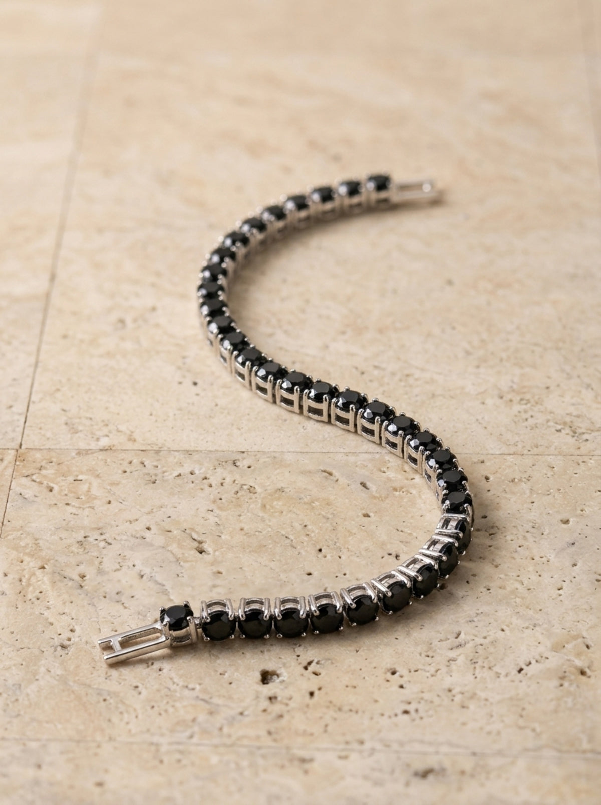 Zircônia negra | Pulseira riviera de zircônia negra Ravenna – foto real, pulseira aberta mostrando o fecho