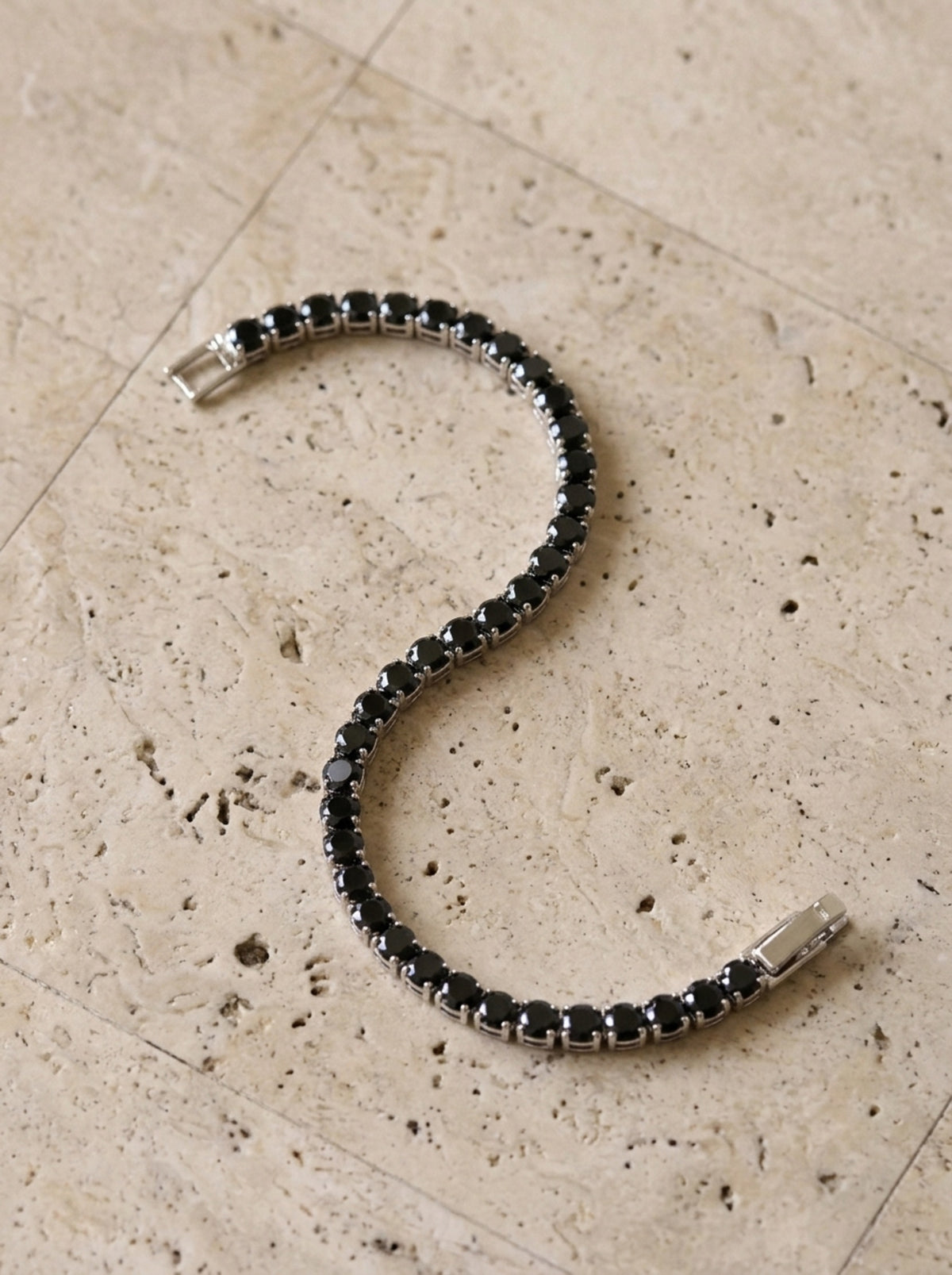 Zircônia negra | Pulseira riviera de zircônia negra Ravenna – foto real, pulseira em curva vista de cima