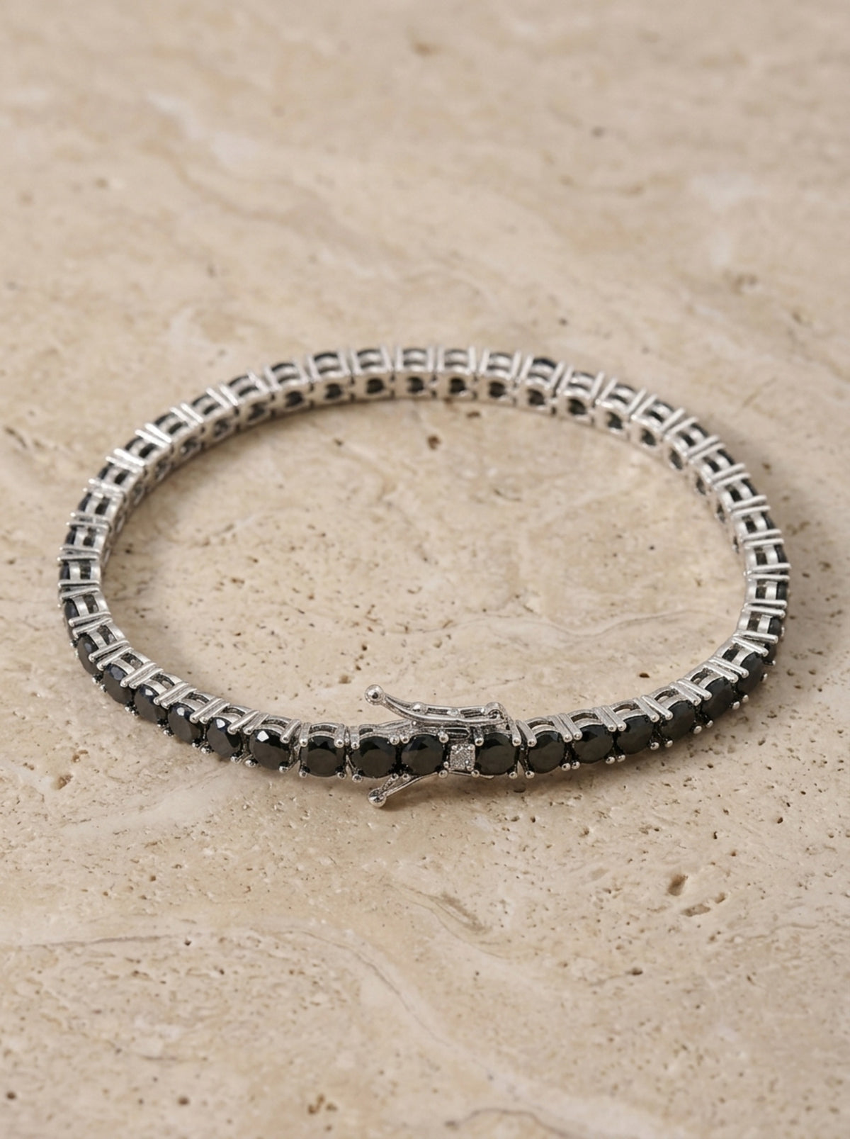 Zircônia negra | Pulseira riviera de zircônia negra Ravenna – foto real, pulseira fechada em ângulo