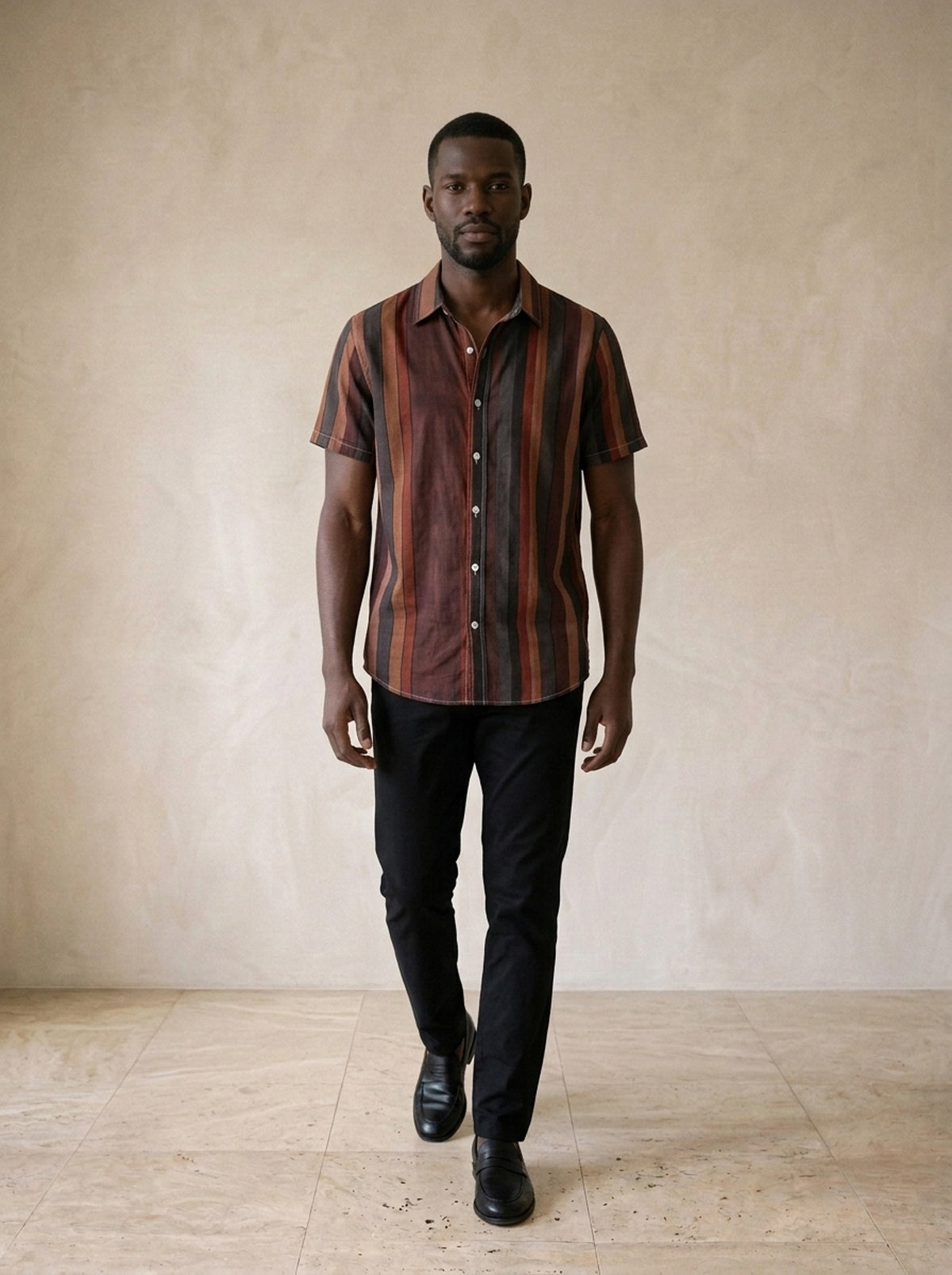 Camisa listrada tons terrosos Reykjavik – corpo inteiro, modelo caminhando