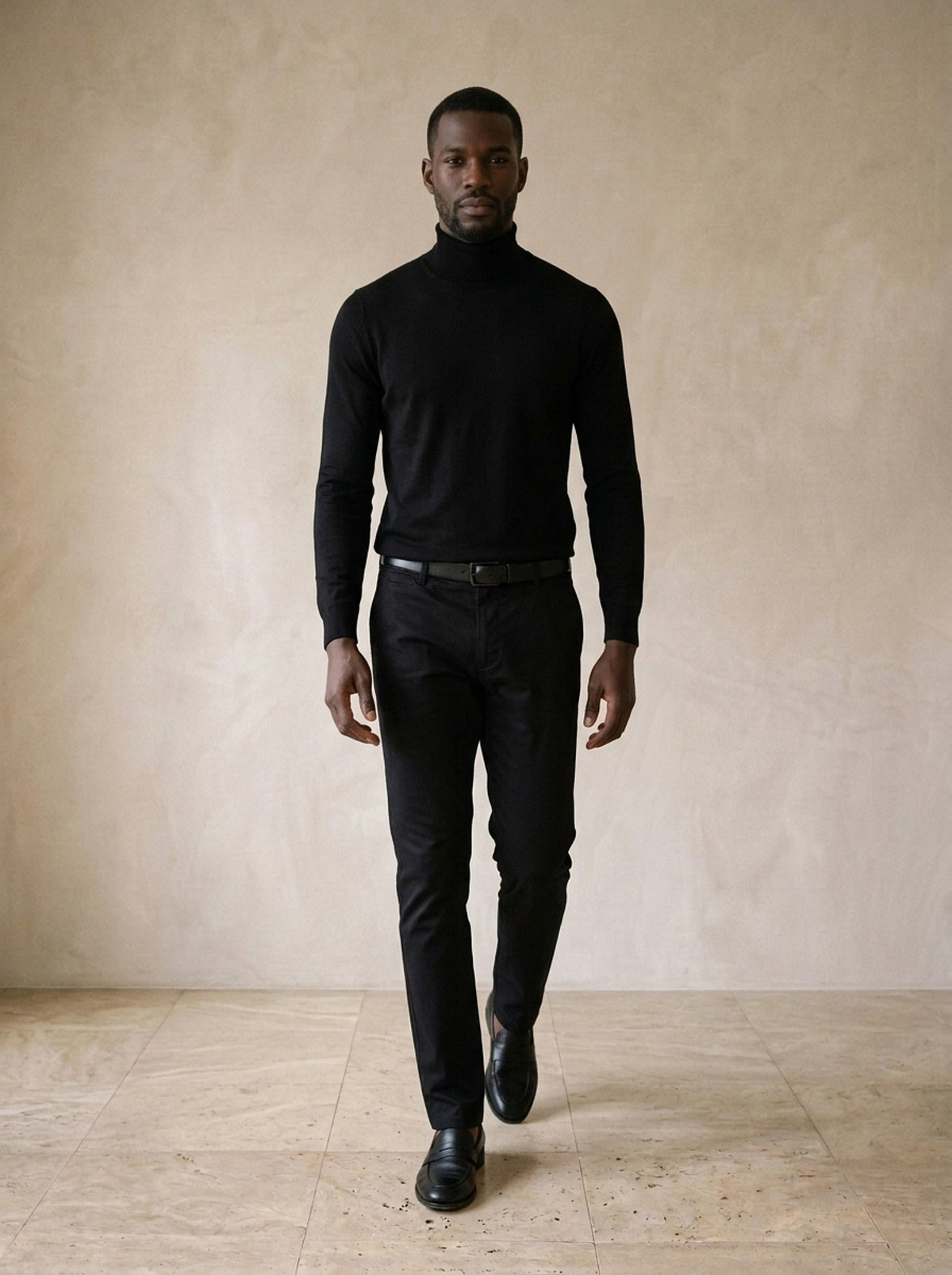 Preto | Suéter gola alta slim Ringgenberg preto – corpo inteiro, modelo caminhando