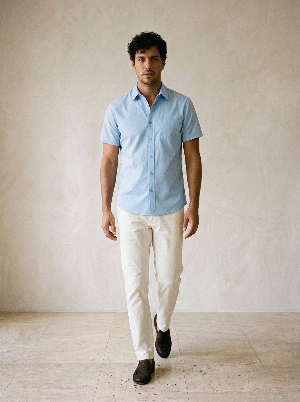 Azul | Camisa social slim Riquewihr azul – corpo inteiro, modelo caminhando
