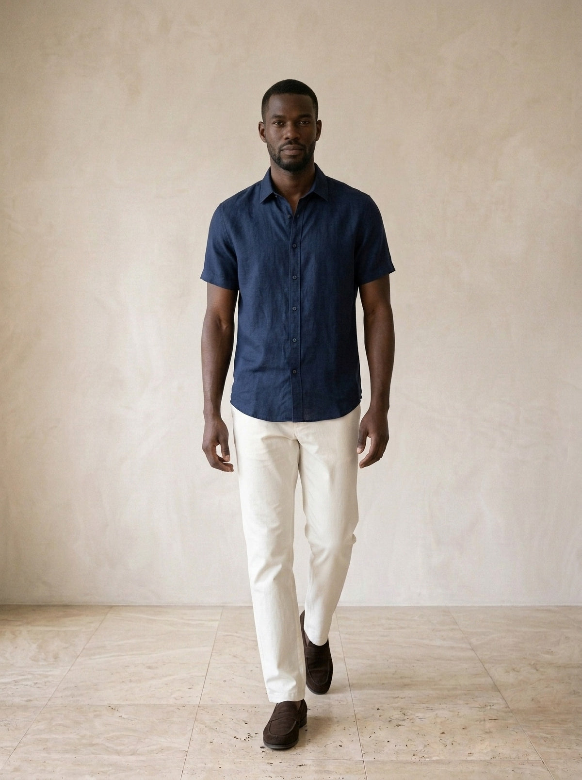 Azul-marinho | Camisa de linho slim Roma azul-marinho – corpo inteiro, modelo caminhando