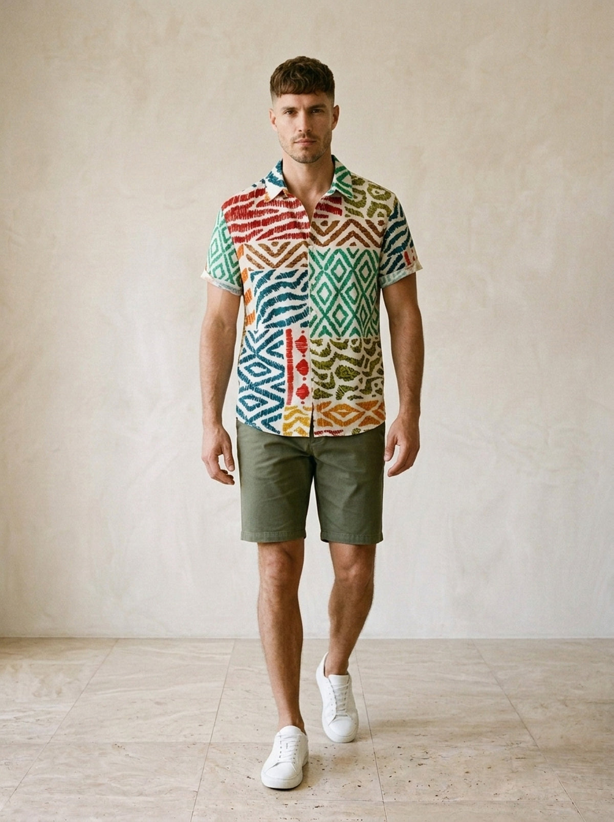 Camisa estampa geométrica Ronda – corpo inteiro, modelo caminhando