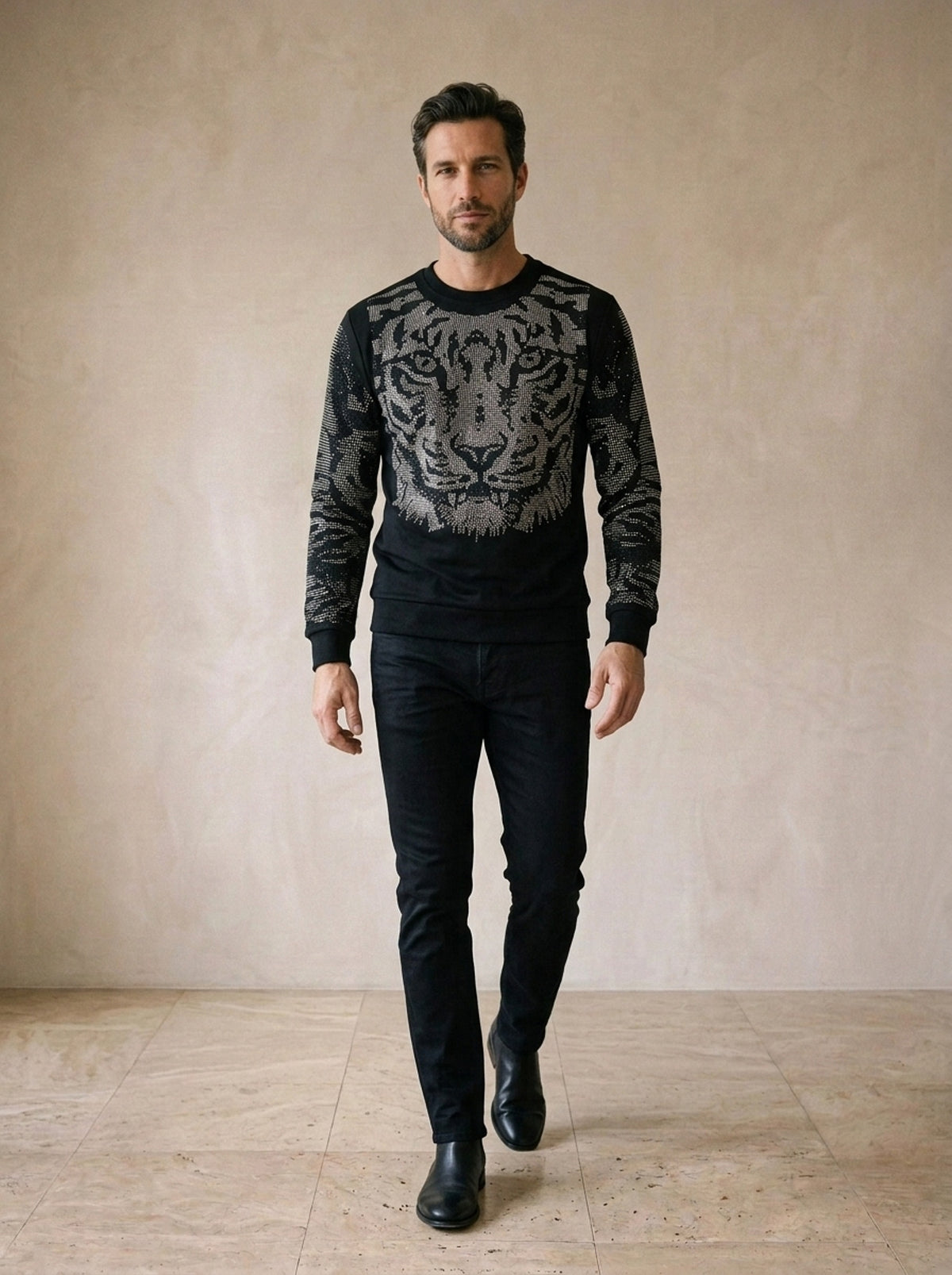 Suéter com strass tigre Saint-Gervais – corpo inteiro, modelo caminhando