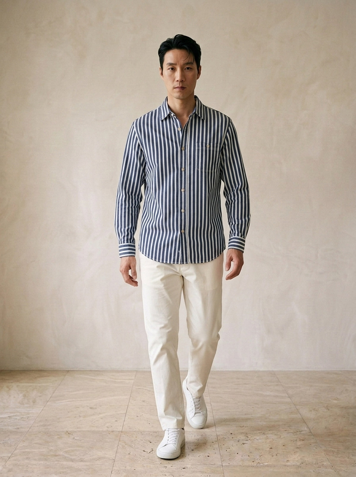 Listrado azul-marinho | Camisa social listrada Saint Moritz listrado azul-marinho – corpo inteiro, modelo caminhando