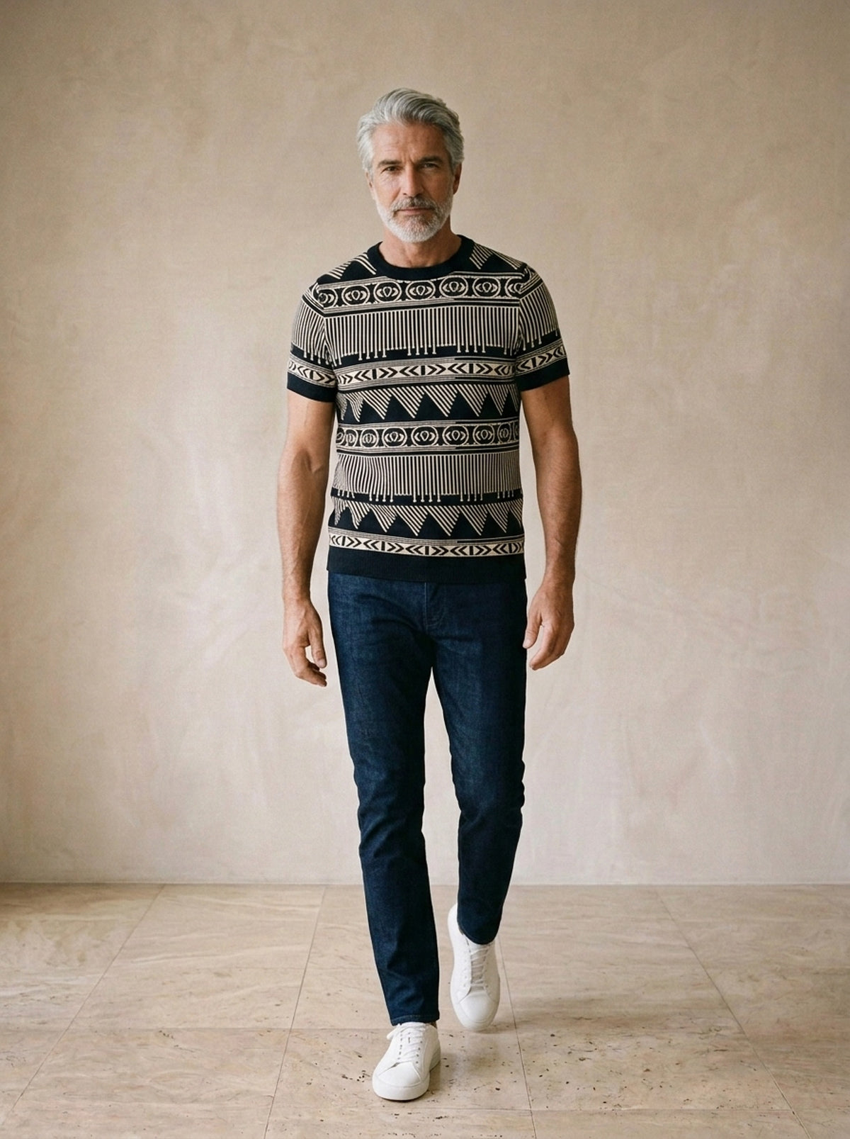 Preto | Camiseta de tricô estampa geométrica Sainte-Maxime preto – corpo inteiro, modelo caminhando