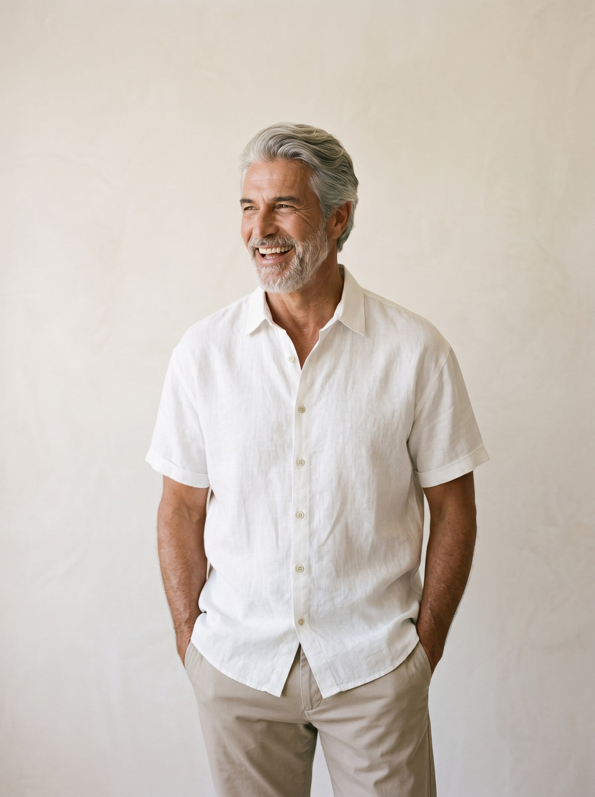Branco | Camisa de linho manga curta Salamanca branco – modelo sorrindo, recorte médio