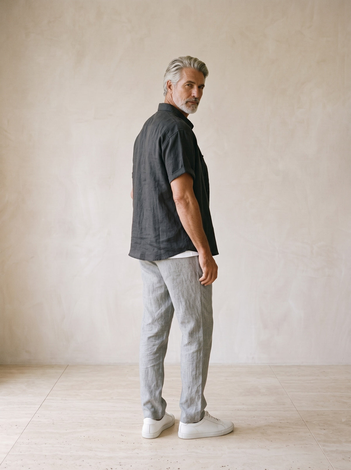 Cinza | Camisa de linho manga curta Salamanca cinza – costas, olhando por cima do ombro