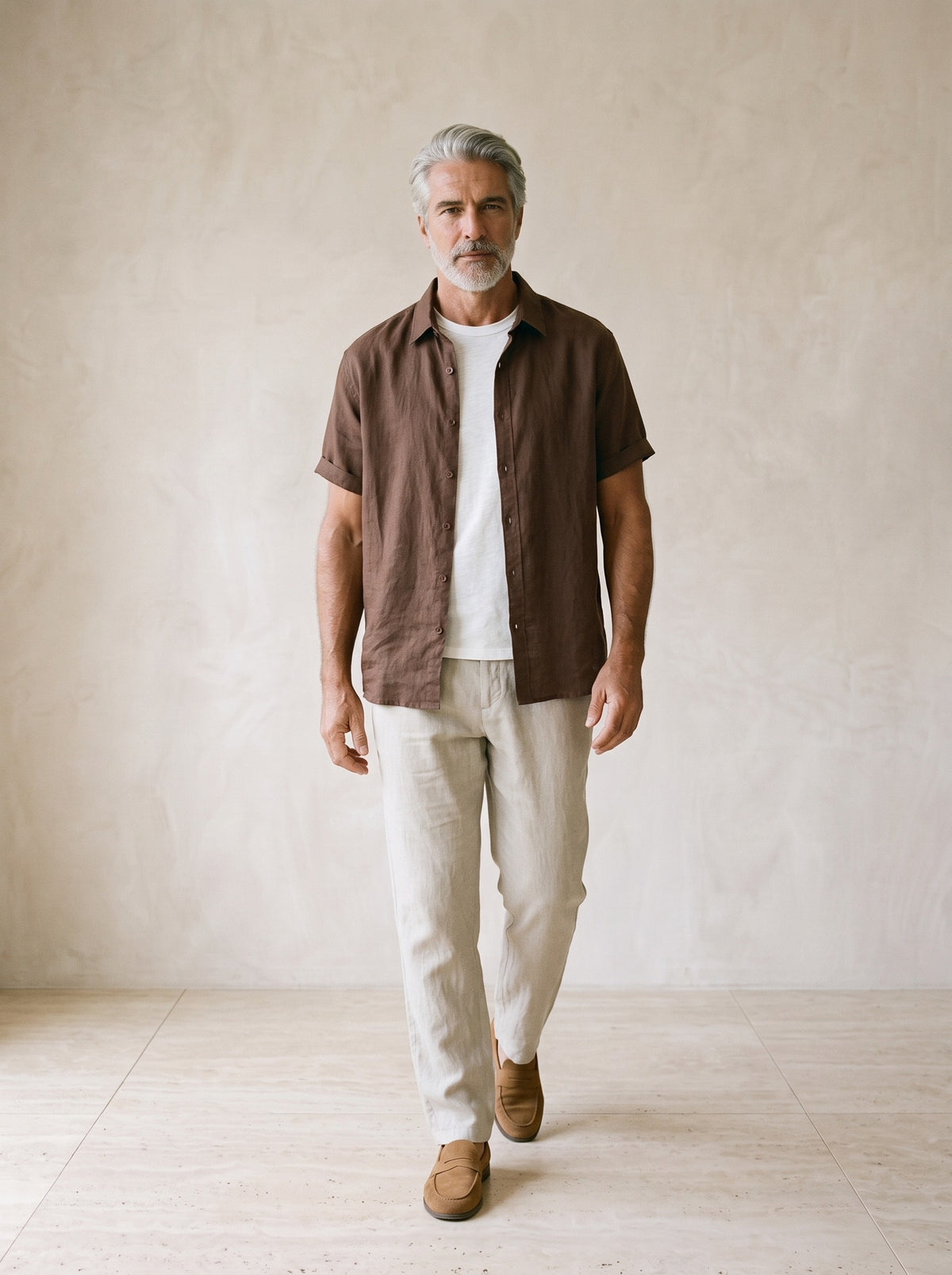 Marrom | Camisa de linho manga curta Salamanca marrom – corpo inteiro, modelo caminhando