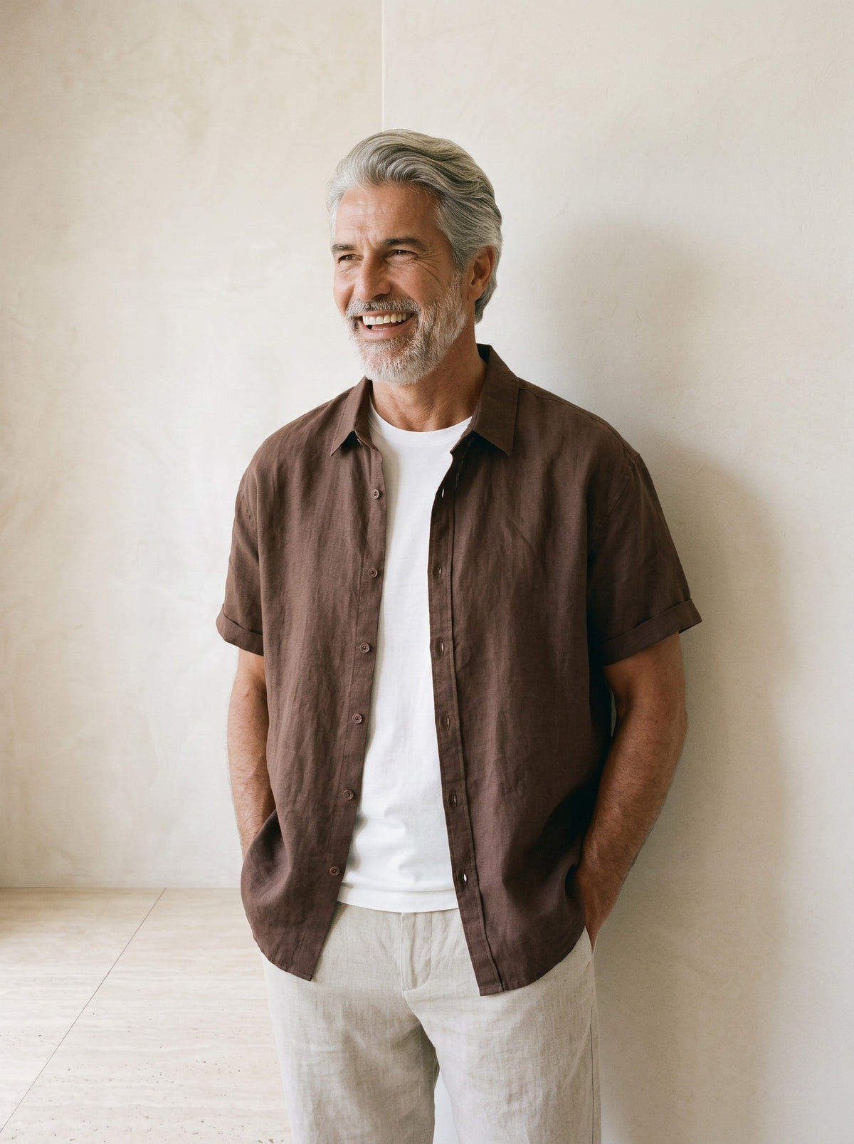 Marrom | Camisa de linho manga curta Salamanca marrom – modelo sorrindo, recorte médio