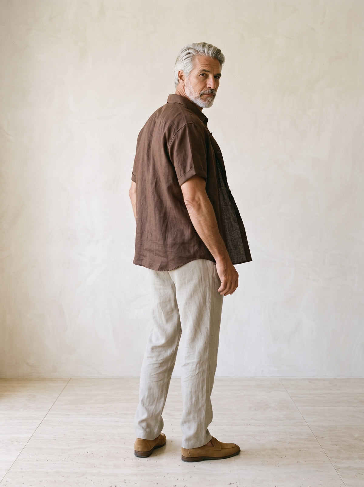 Marrom | Camisa de linho manga curta Salamanca marrom – costas, olhando por cima do ombro