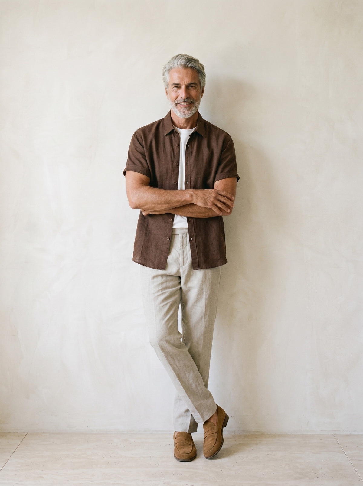 Marrom | Camisa de linho manga curta Salamanca marrom – modelo encostado na parede