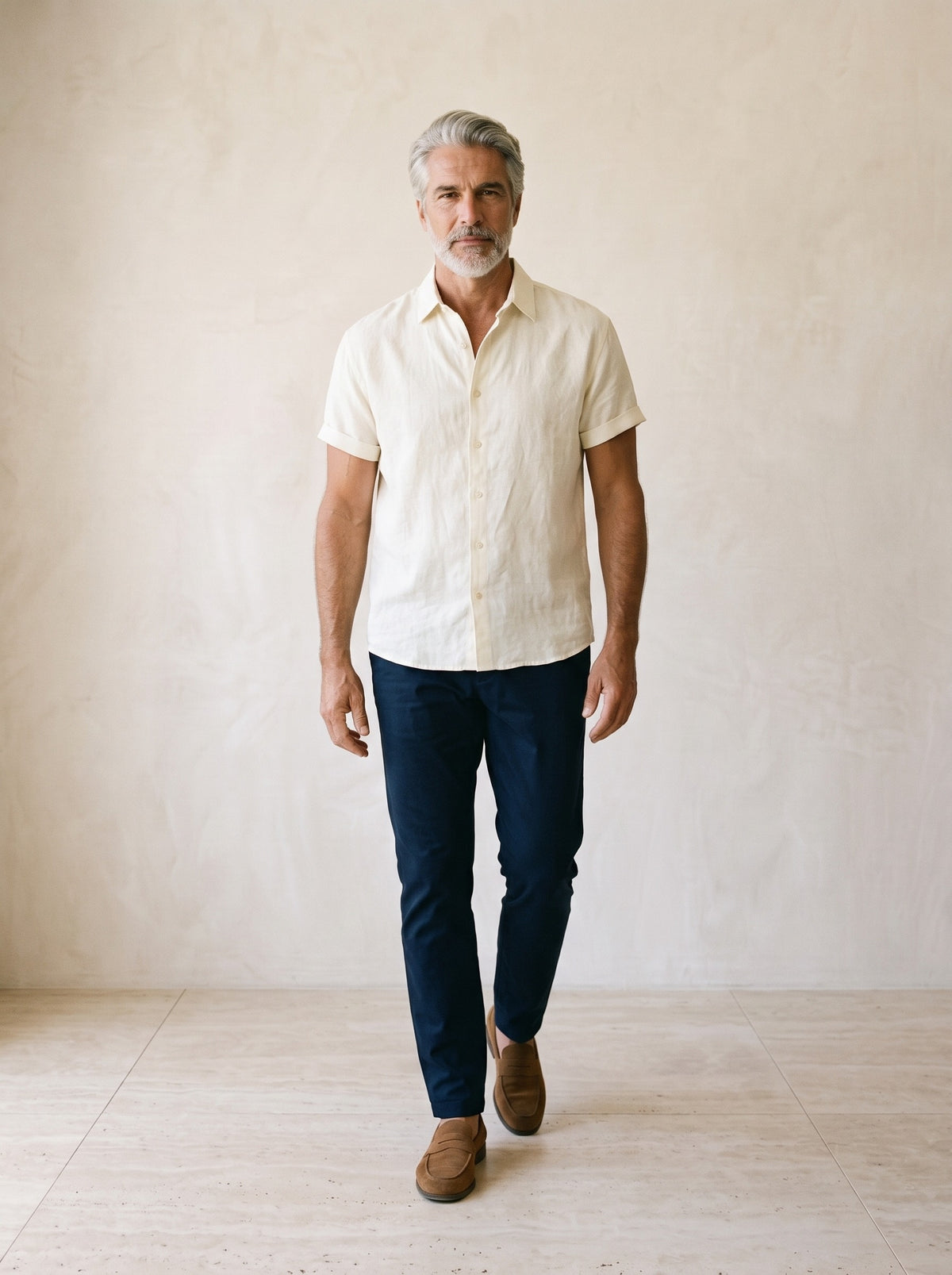 Off-white | Camisa de linho manga curta Salamanca off-white – corpo inteiro, modelo caminhando