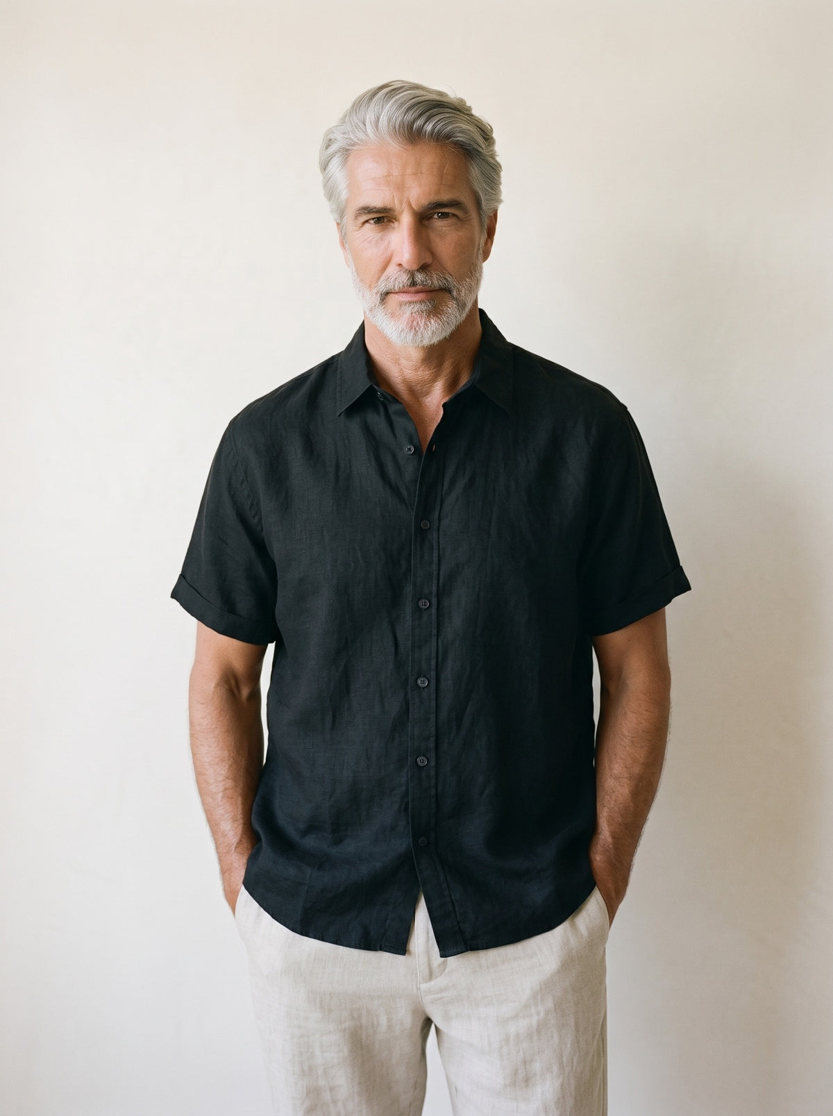 Preto | Camisa de linho manga curta Salamanca preto – vista de frente, recorte próximo