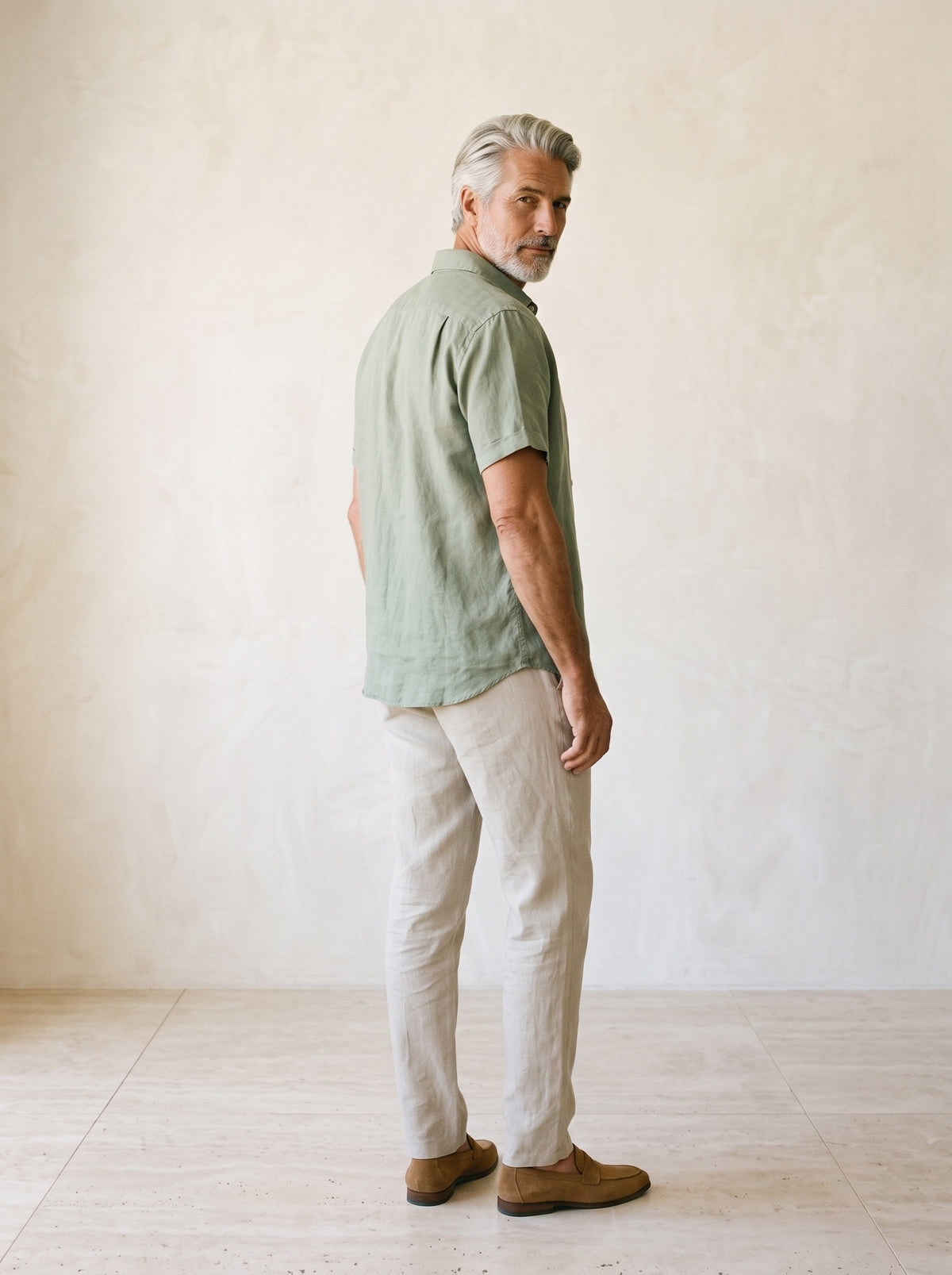Verde | Camisa de linho manga curta Salamanca verde – costas, olhando por cima do ombro