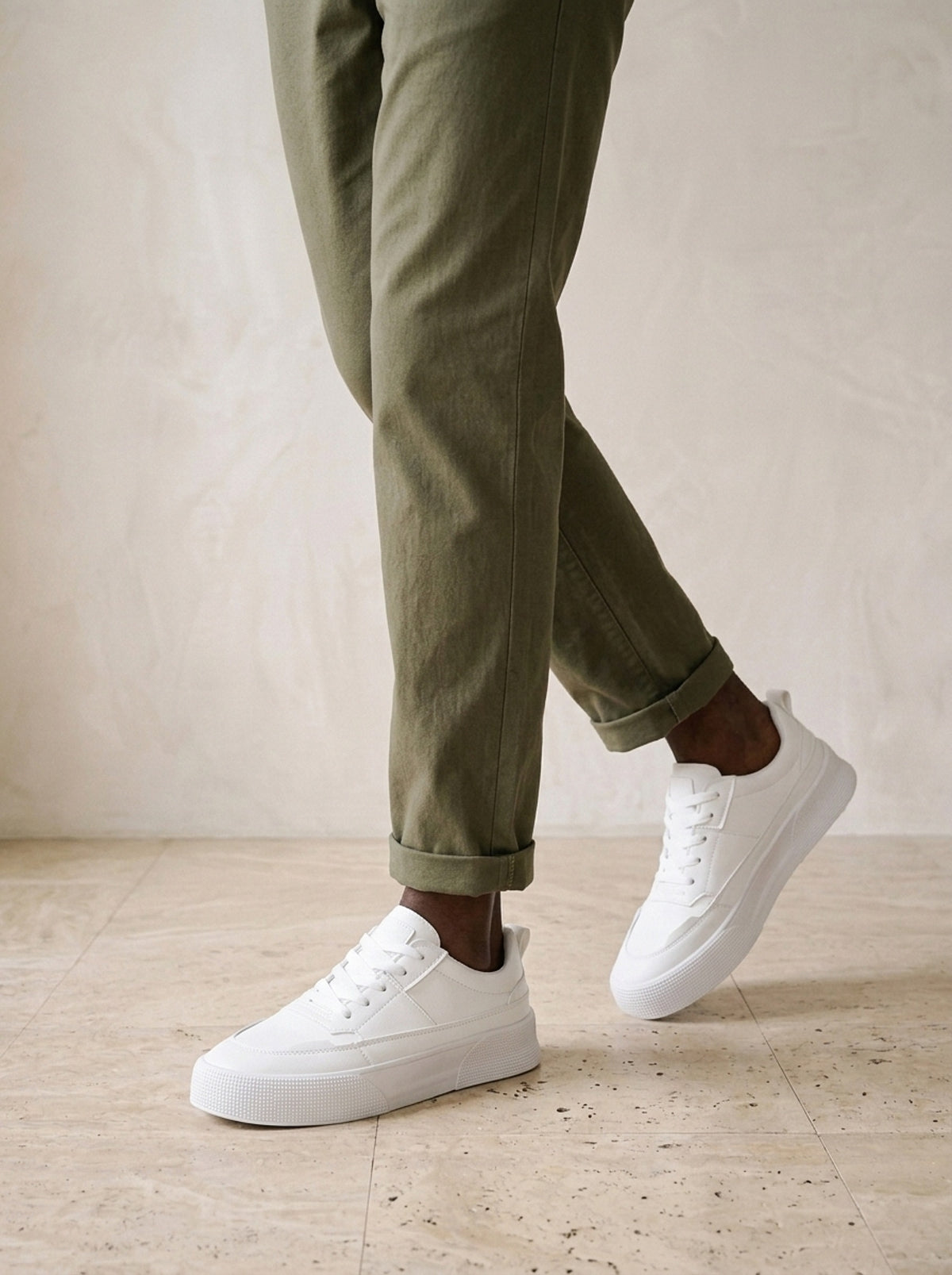 Branco | Tênis casual Salina branco – nos pés, caminhando