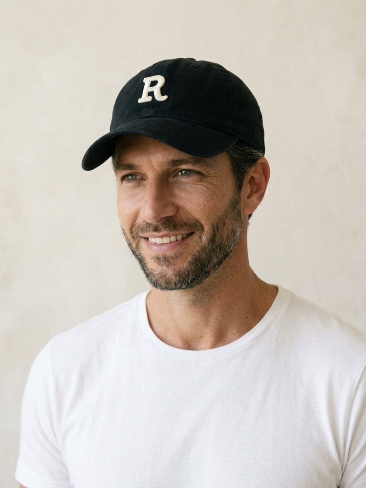 Preto | Boné de algodão Salzburgo preto – modelo sorrindo, recorte médio