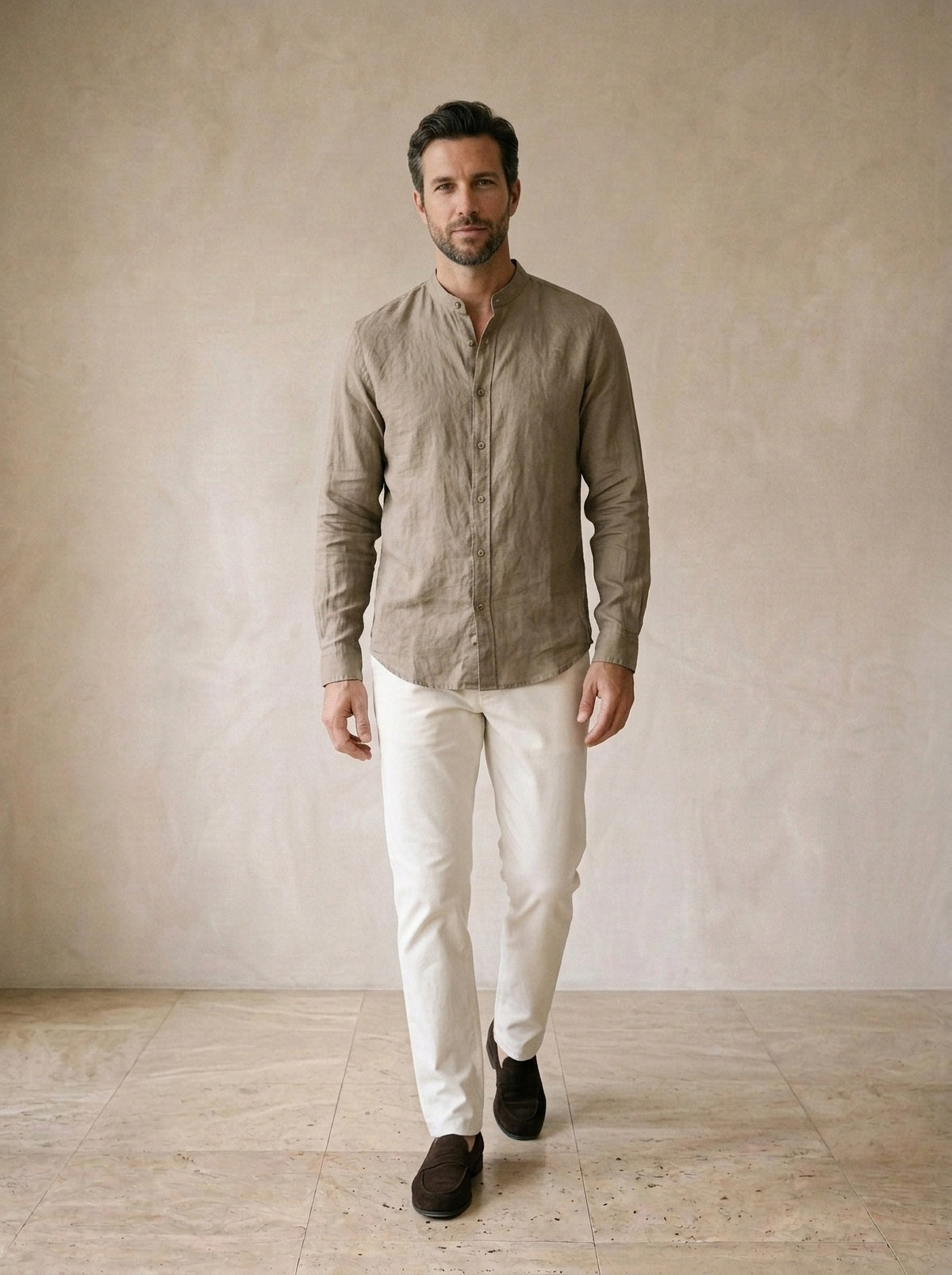 Caqui | Camisa social de linho San Sebastián caqui – corpo inteiro, modelo caminhando