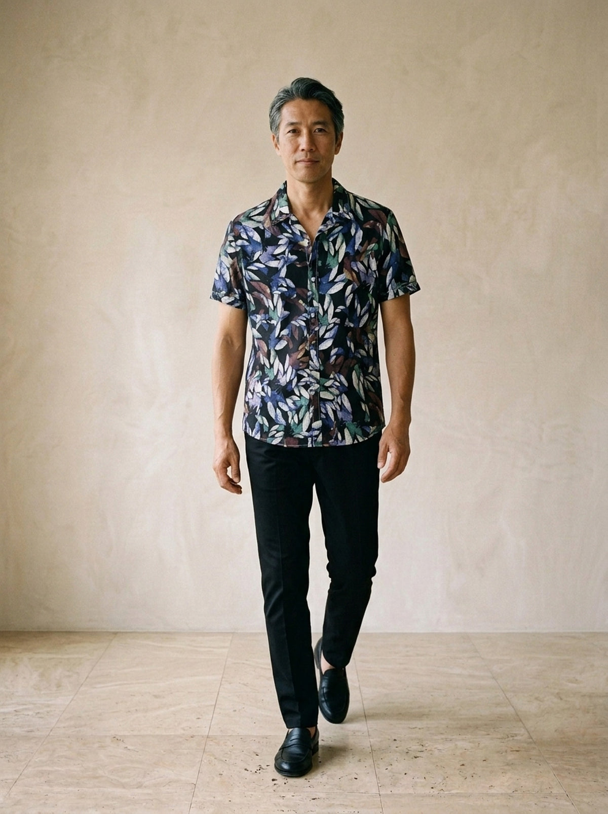 Camisa estampa de folhas Santander – corpo inteiro, modelo caminhando