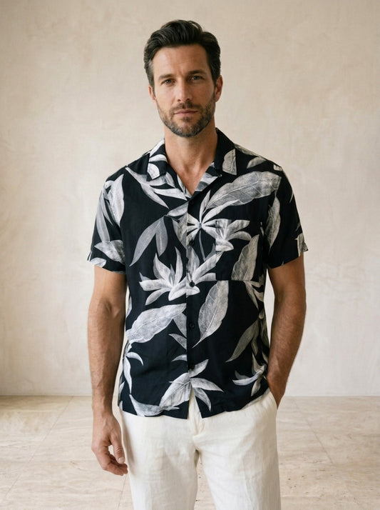 Preto | Camisa estampada de folhas Santillana preto – vista de frente, recorte próximo