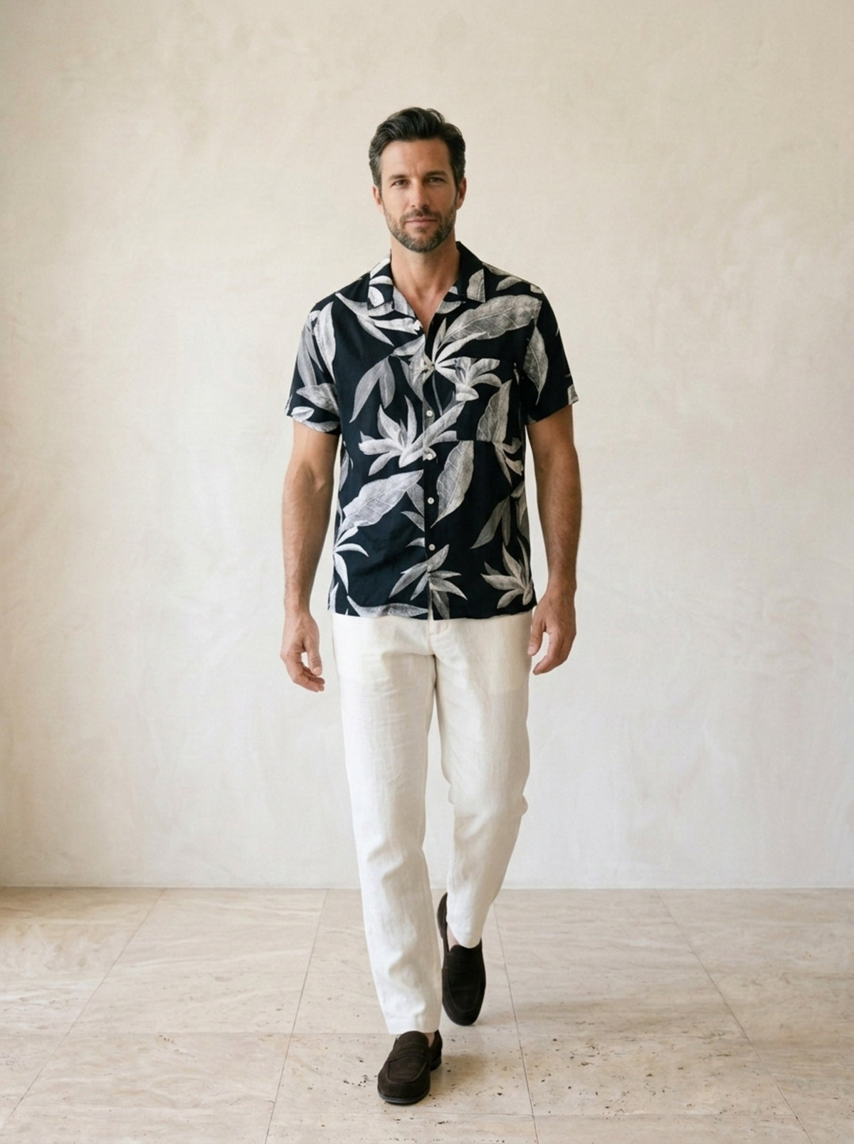 Preto | Camisa estampada de folhas Santillana preto – corpo inteiro, modelo caminhando