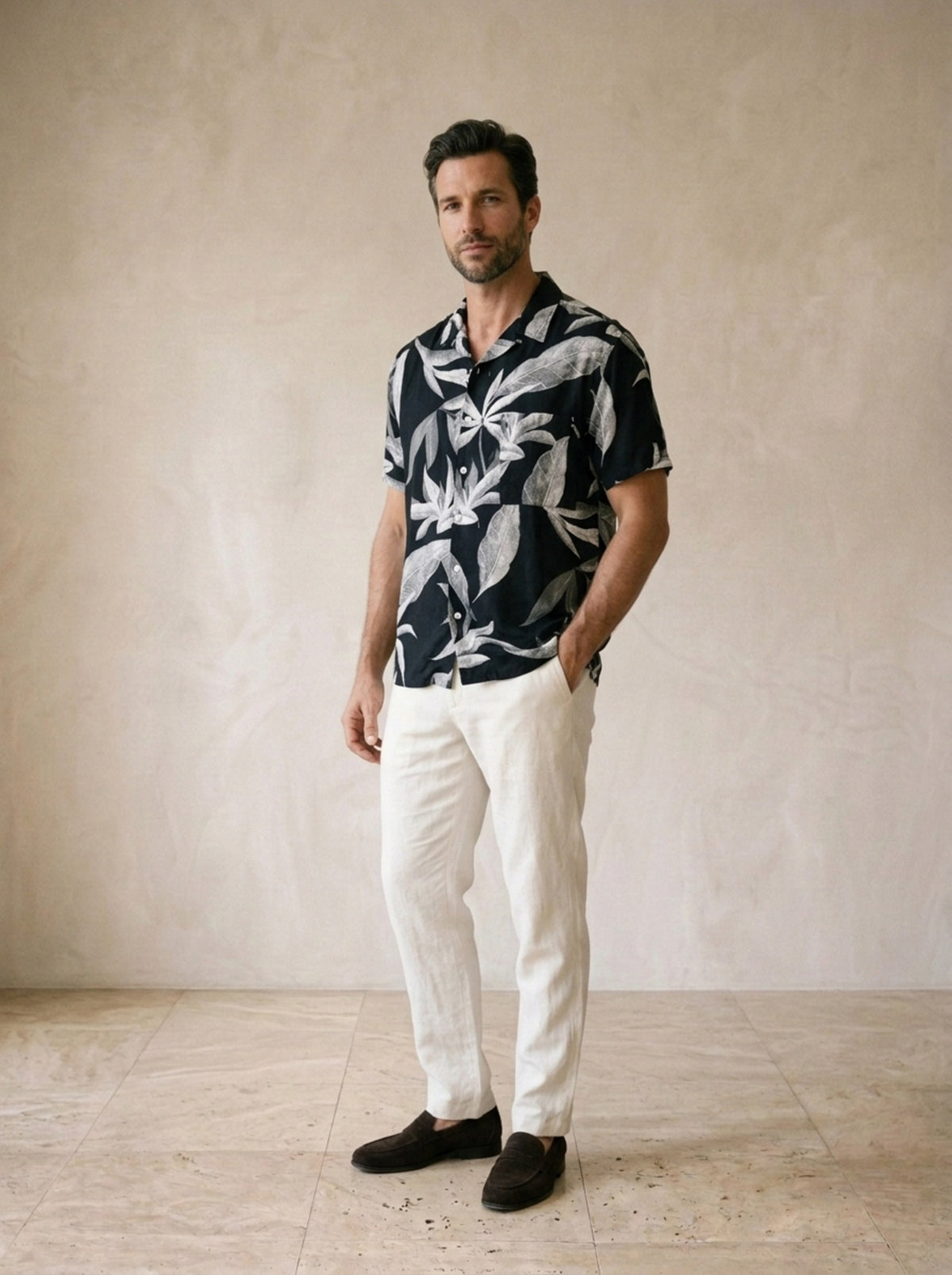 Preto | Camisa estampada de folhas Santillana preto – vista três quartos