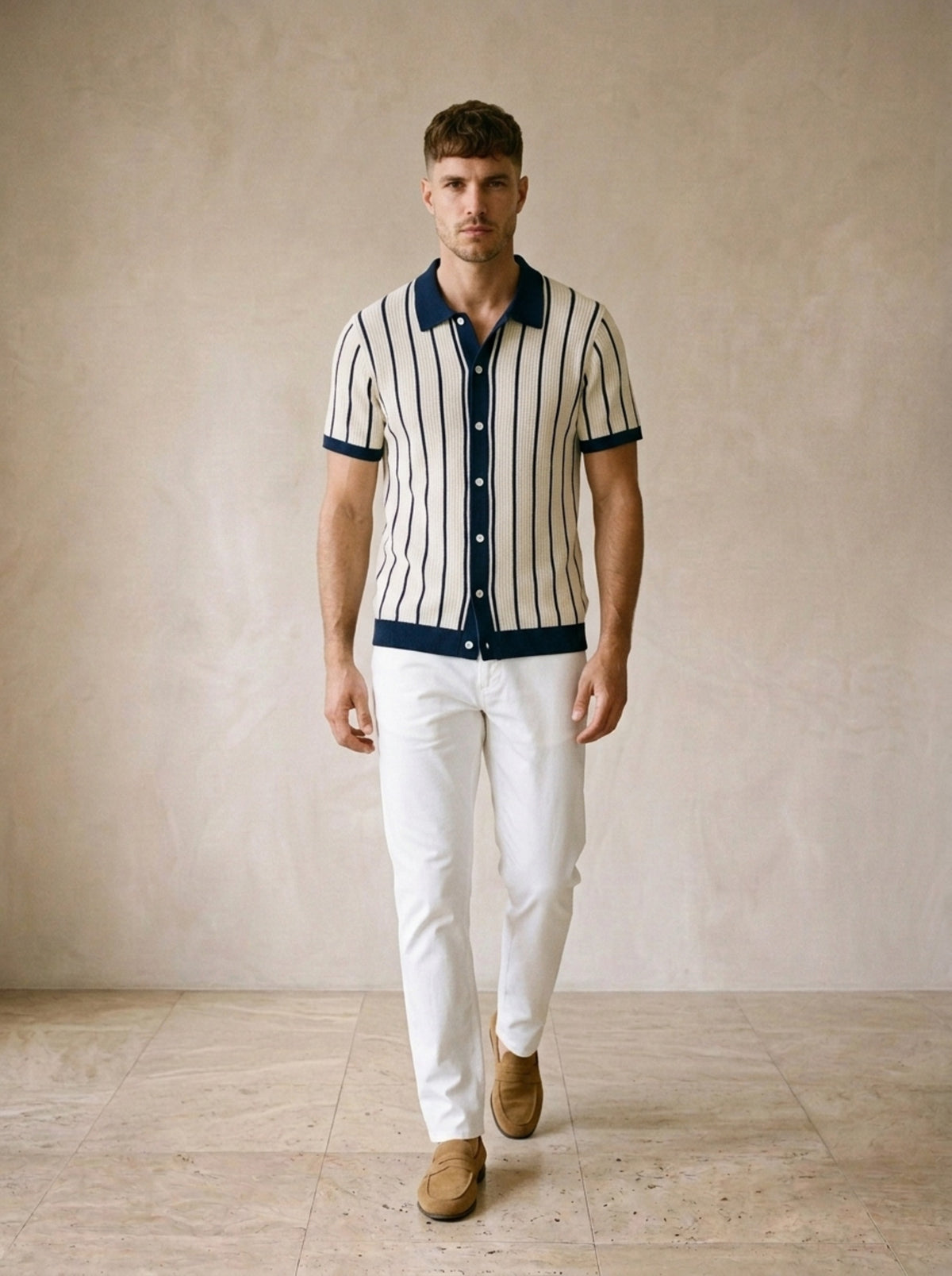 Camisa de tricô listrada Sassari – corpo inteiro, modelo caminhando