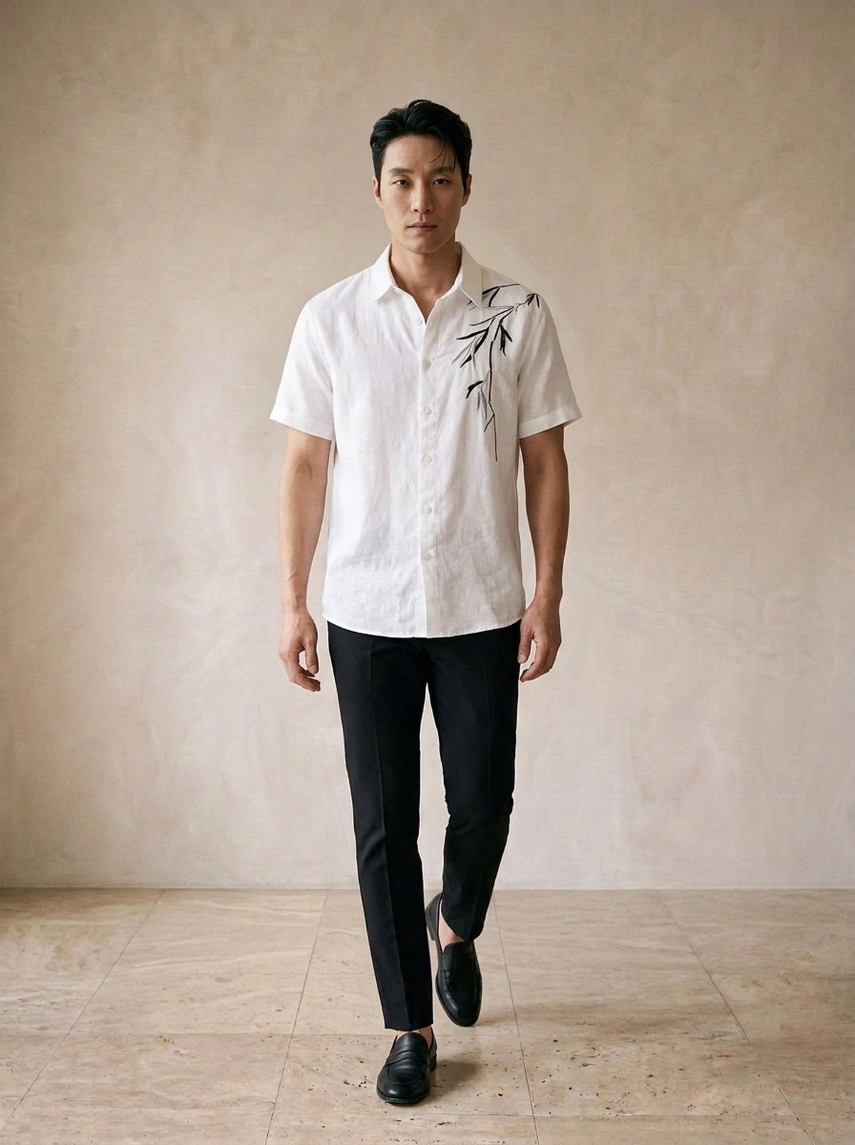 Branco | Camisa de linho bordado de bambu Saumur branco – corpo inteiro, modelo caminhando