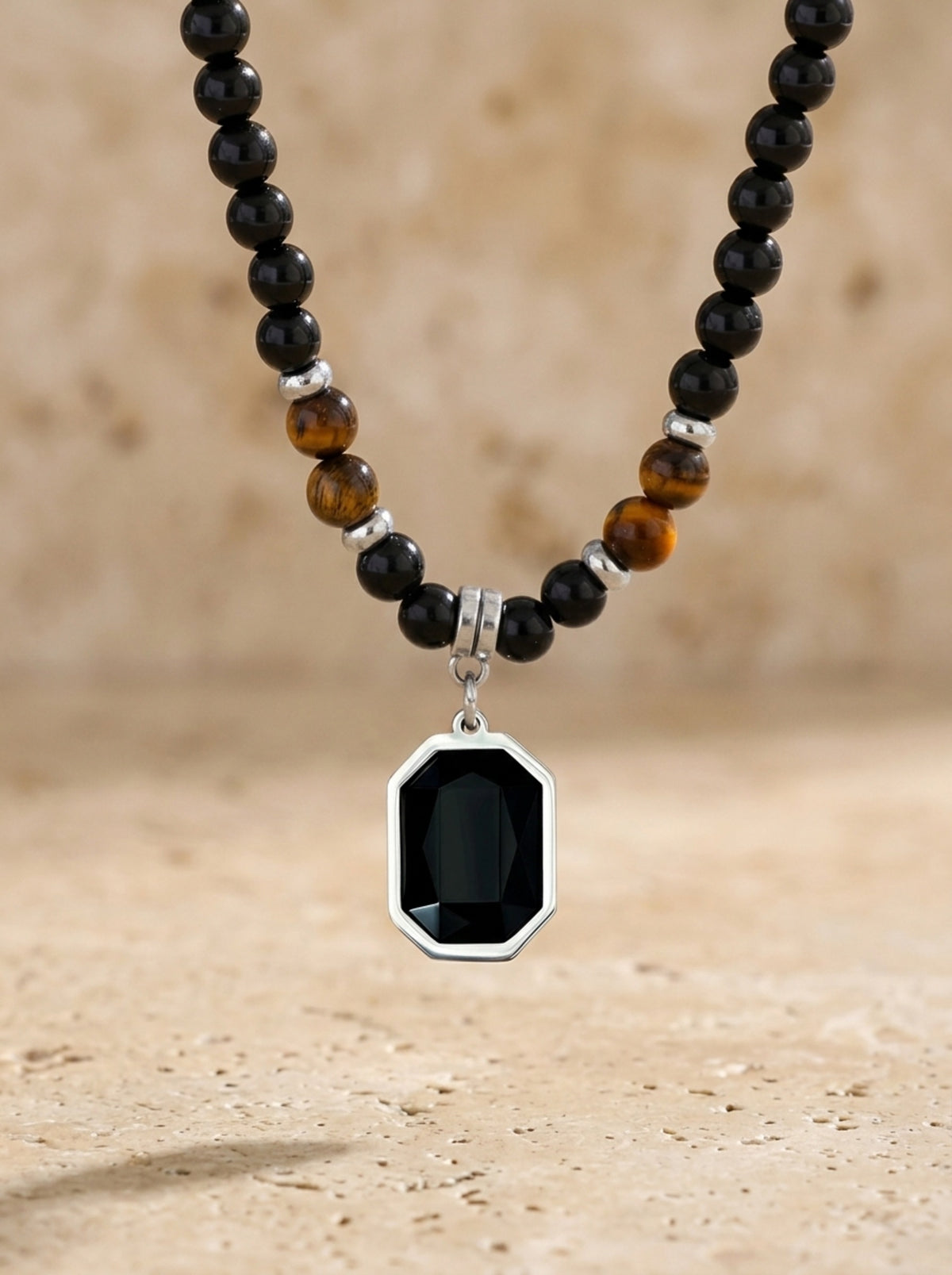 Preto | Colar de contas pretas com pingente Scilla – macro do pingente, das contas e do olho-de-tigre