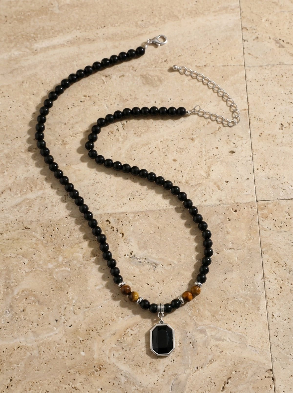 Preto | Colar de contas pretas com pingente Scilla – foto real, colar em curva com fecho e extensor