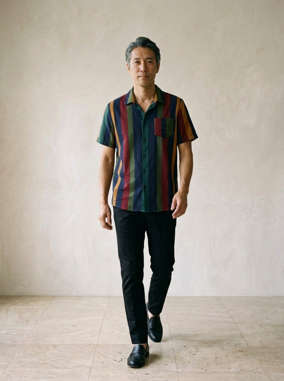 Camisa listrada manga curta Séguret – corpo inteiro, modelo caminhando