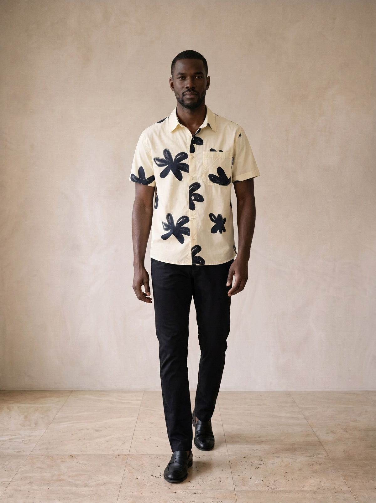 Camisa estampa floral Selfoss – corpo inteiro, modelo caminhando