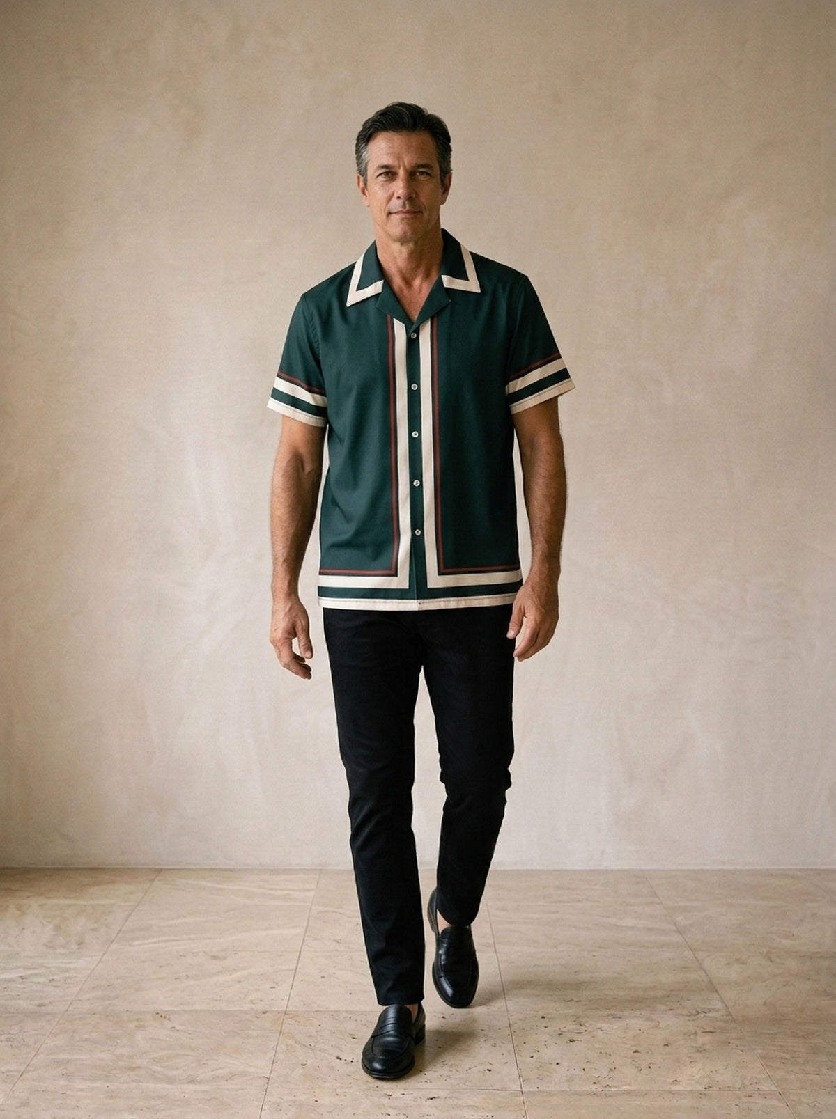 Camisa verde com frisos Sevilha – corpo inteiro, modelo caminhando