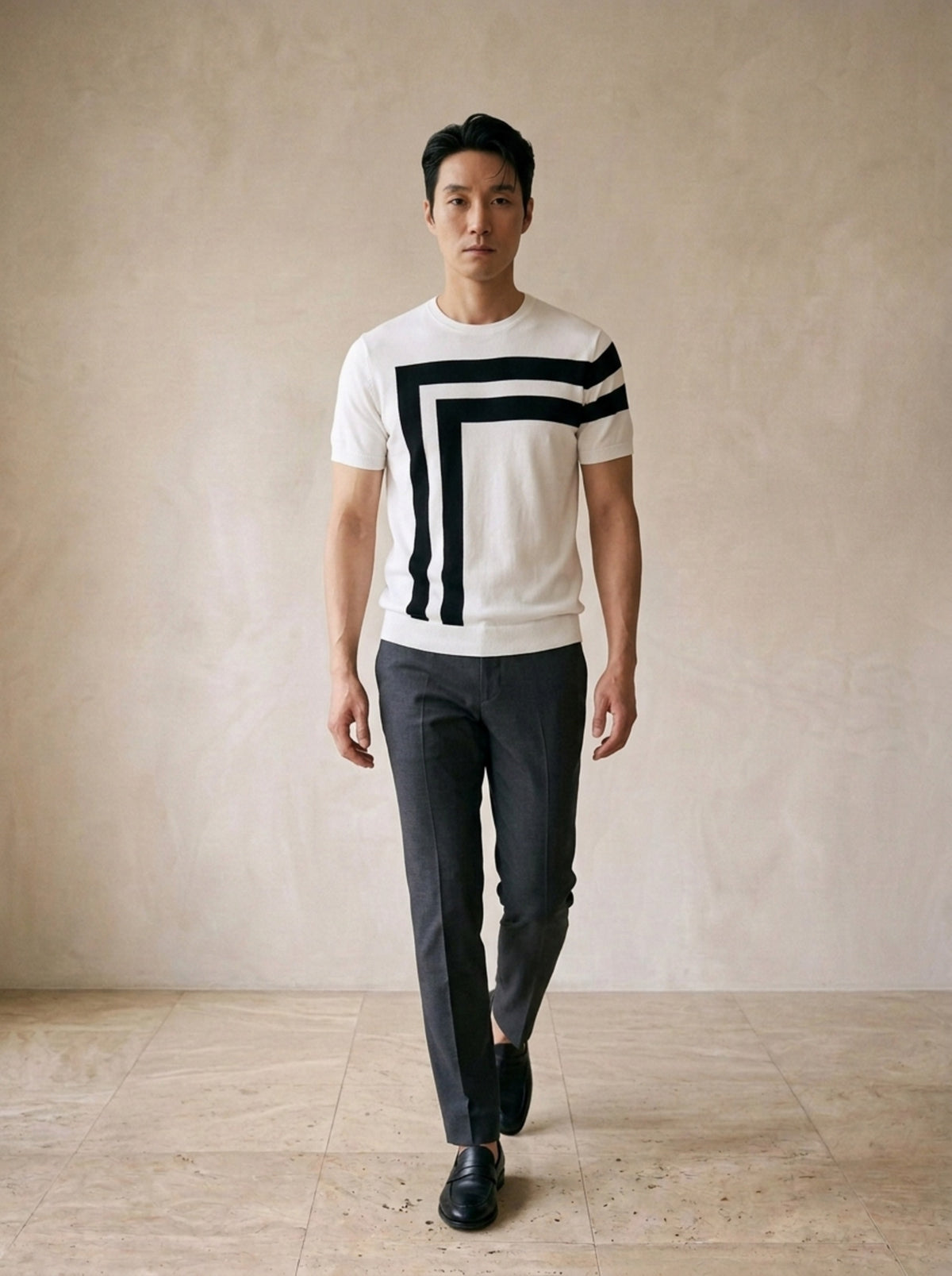 Branco | Camiseta de tricô listrada Siena branco – corpo inteiro, modelo caminhando