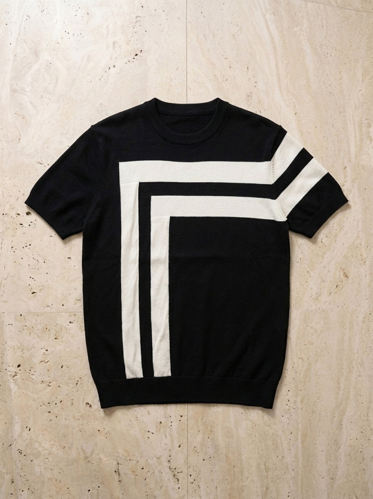Preto | Camiseta de tricô listrada Siena preto – peça sozinha vista de cima
